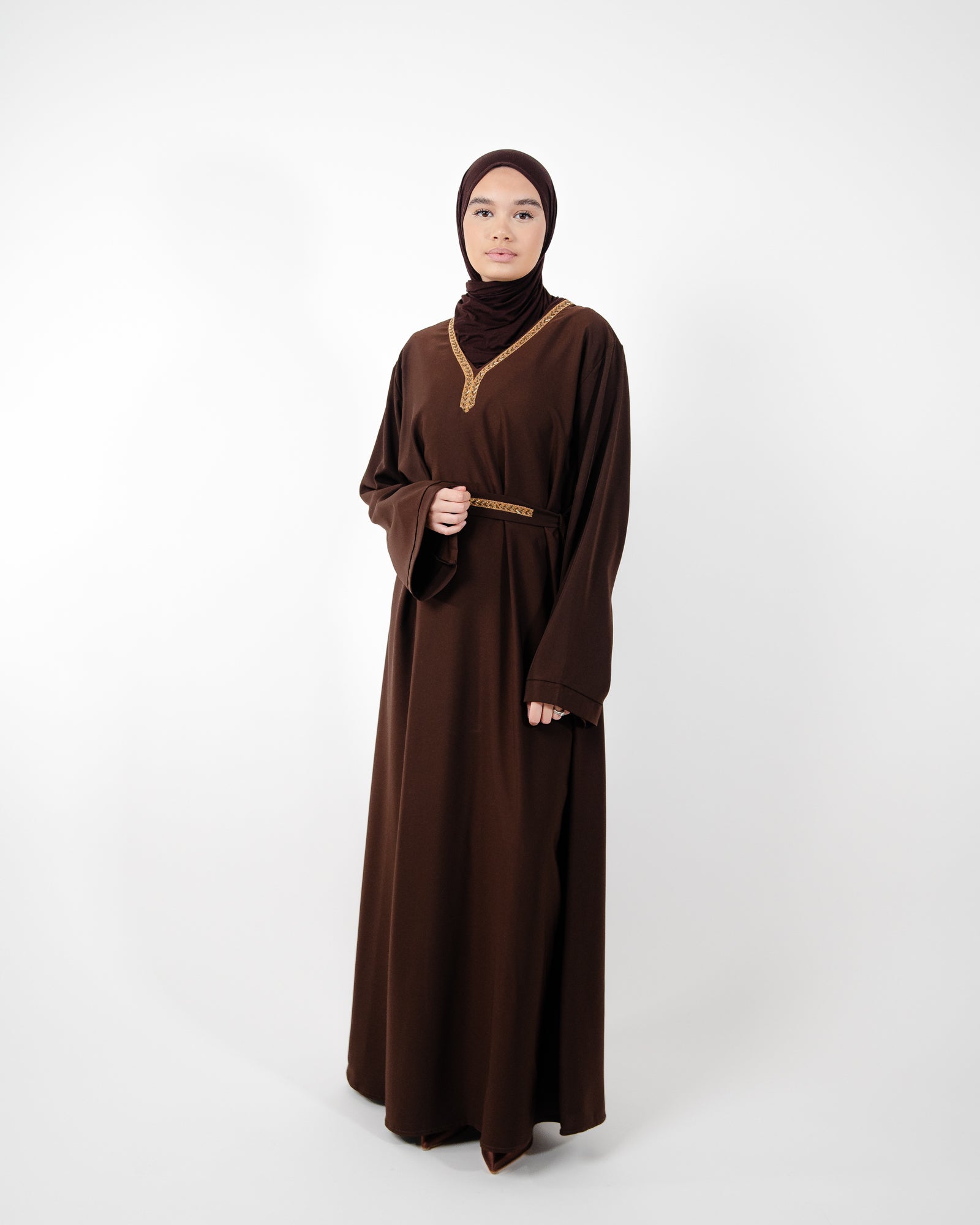 Robe longue col V et ceinture en perles – habit moderne respectant les codes de la pudeur