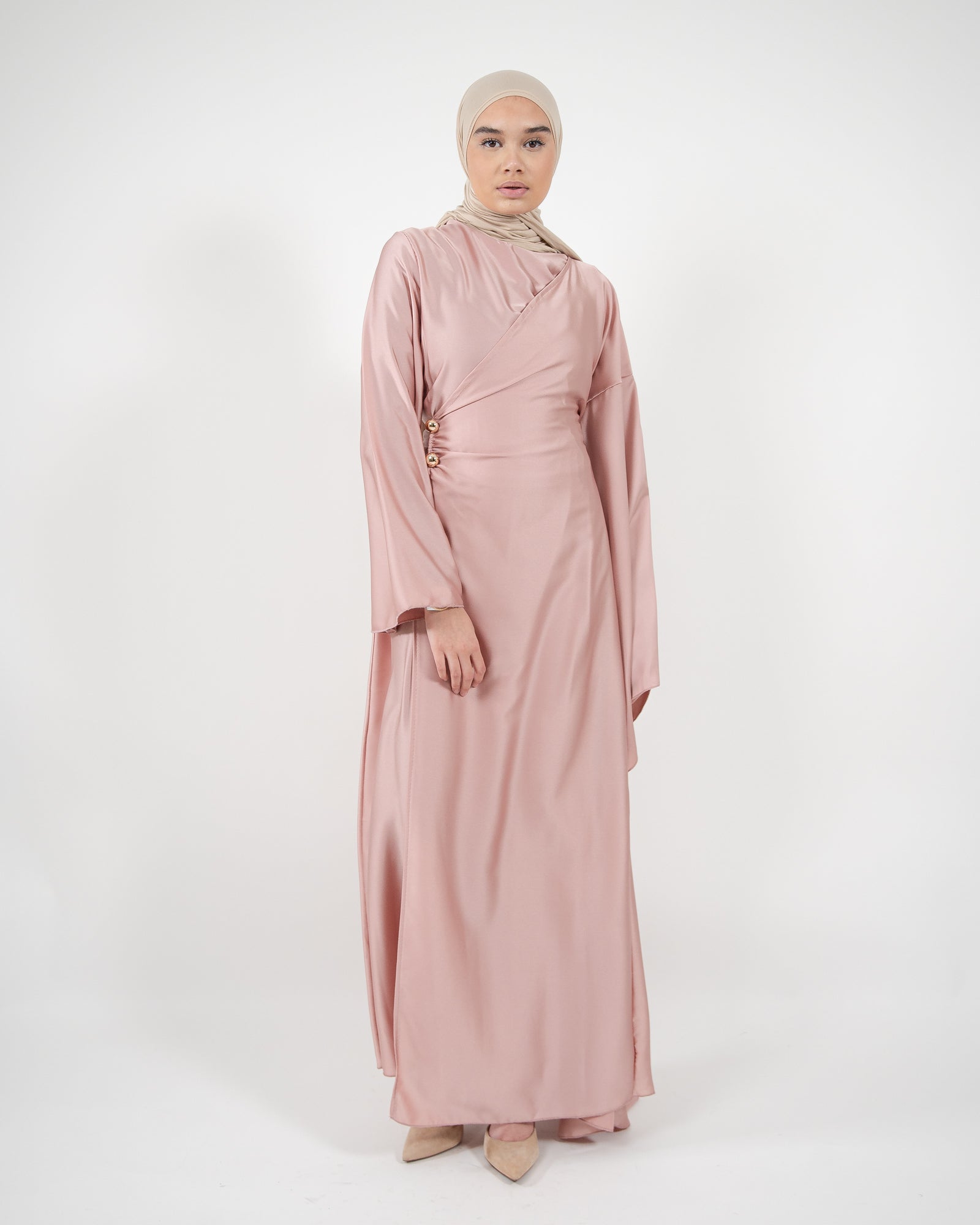 Robe longue satinée à empiècement drapé – coupe fluide et matière agréable à porter