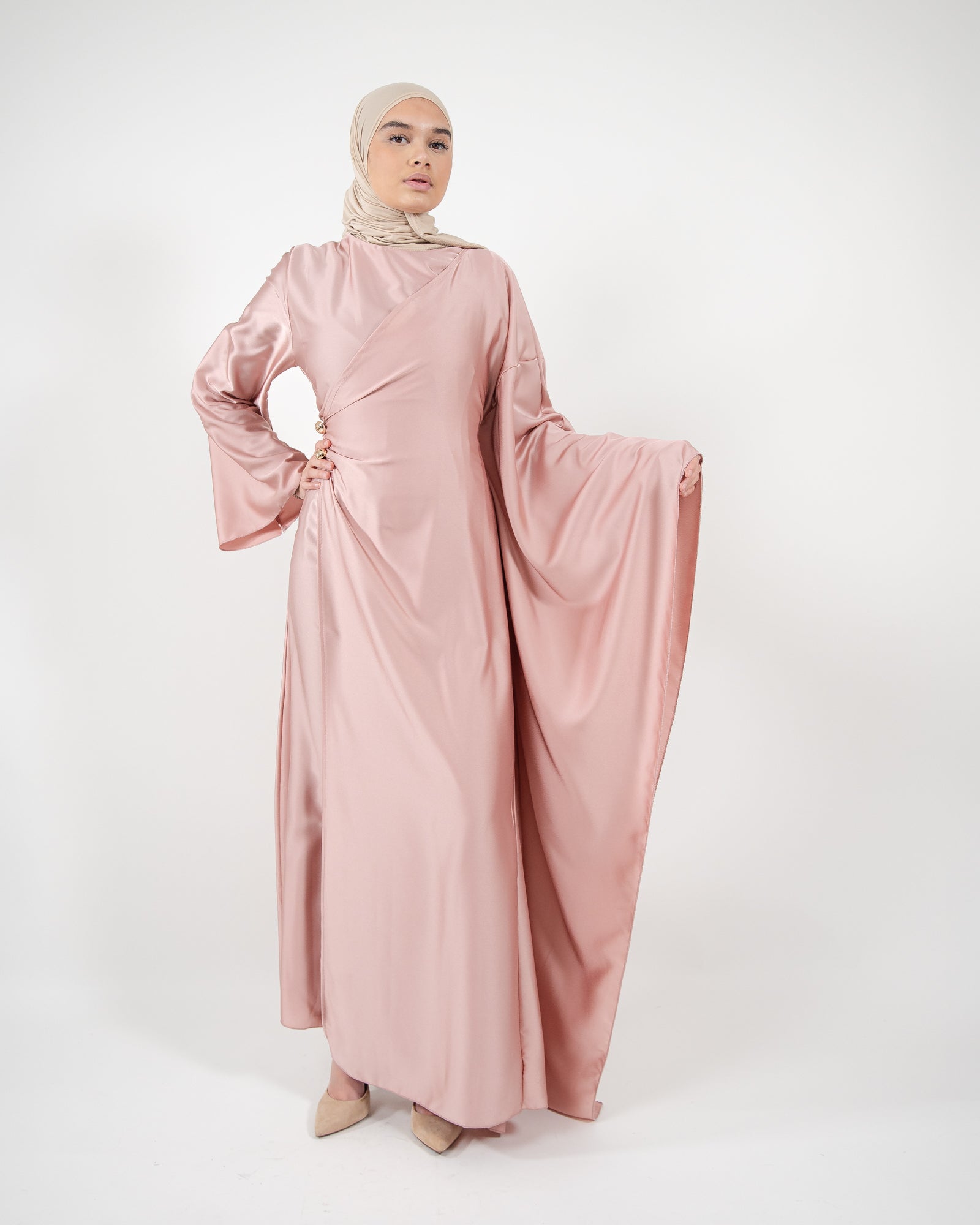 Robe longue satinée à empiècement drapé