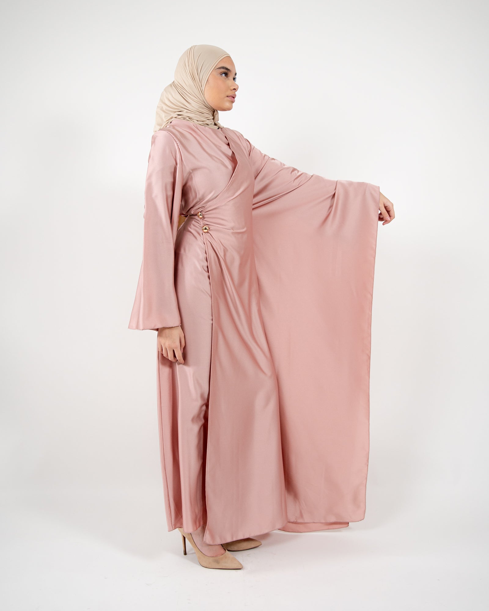 Robe longue satinée à empiècement drapé