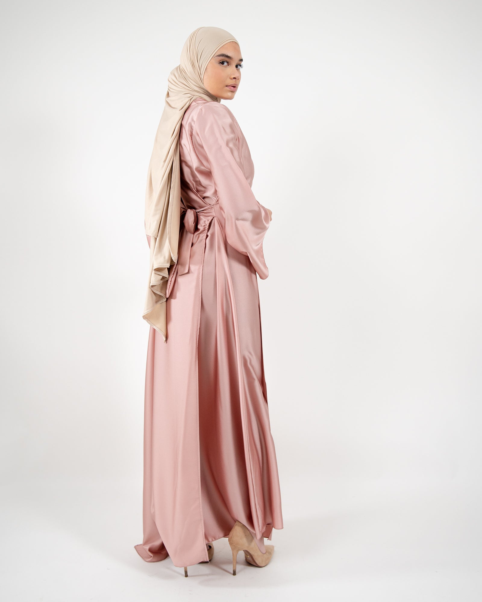 Robe longue satinée à empiècement drapé