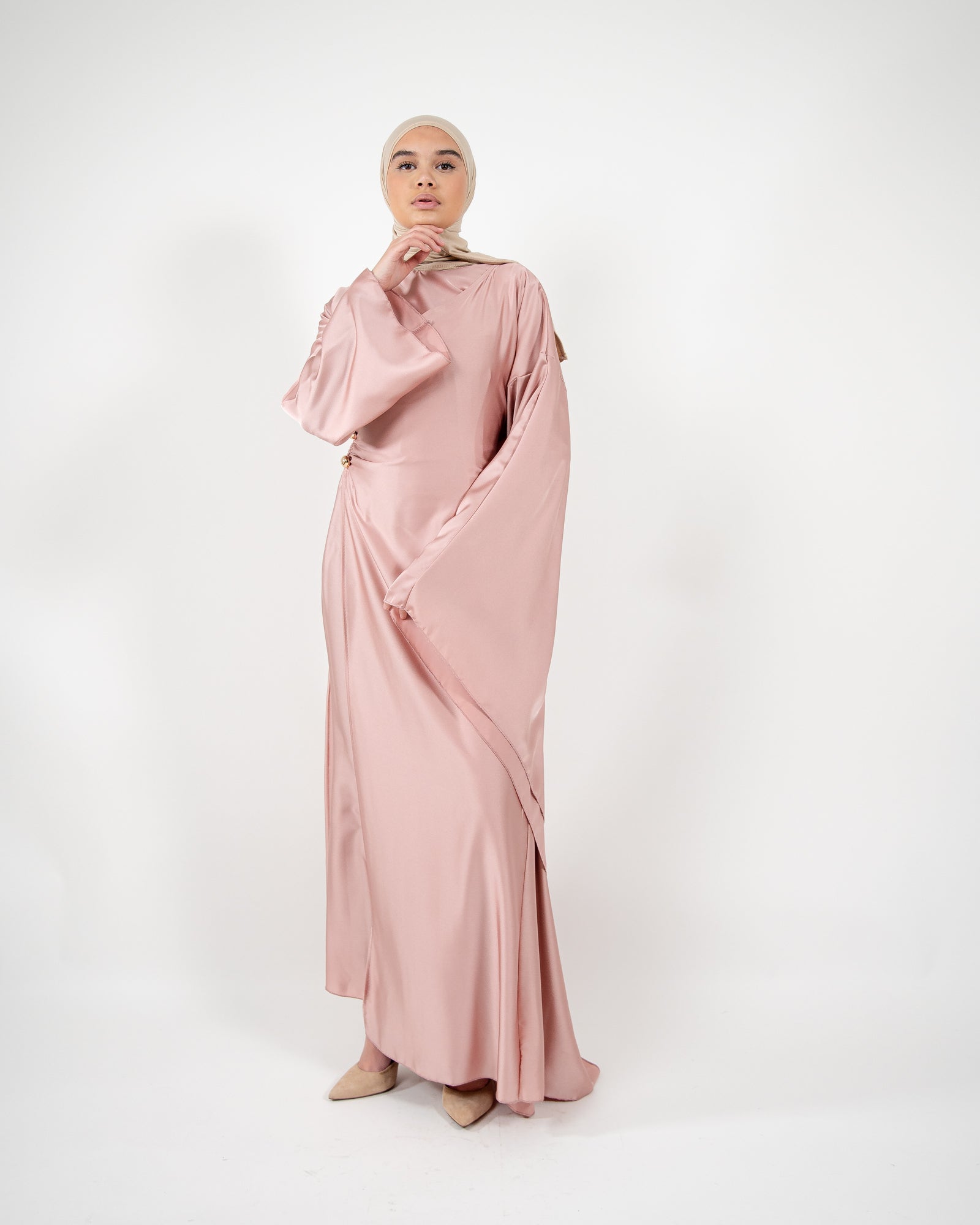 Robe longue satinée à empiècement drapé