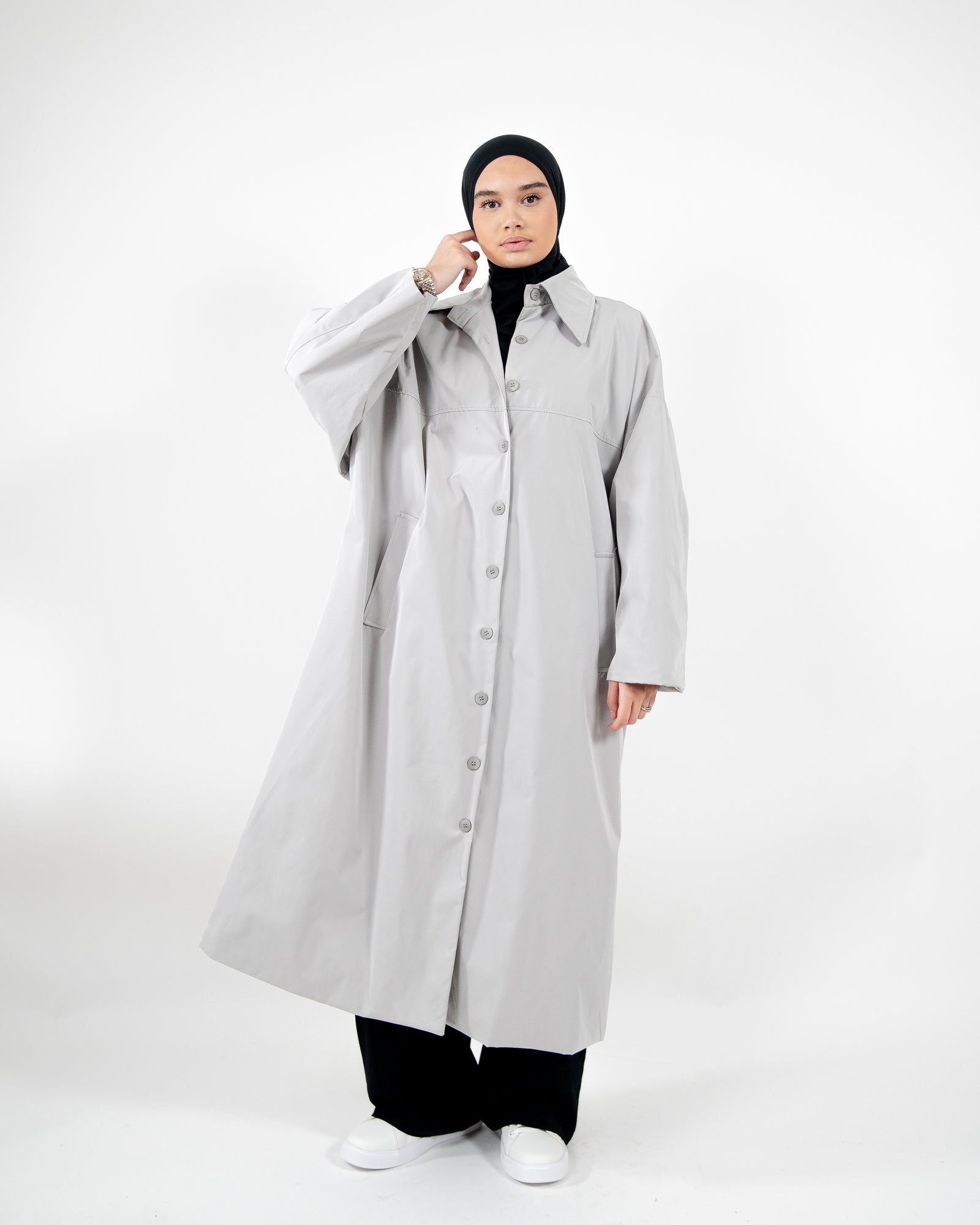 Parka style imperméable long et oversize avec fermeture boutons – produit proposé sur Souk Dubaï