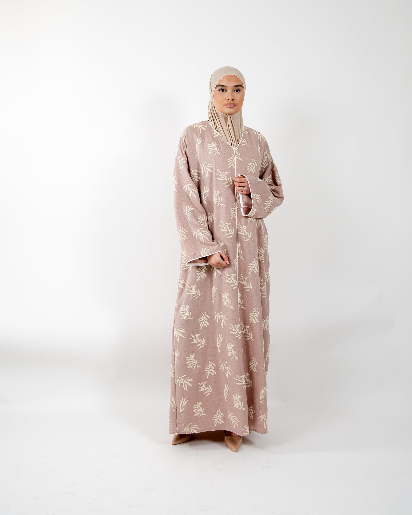 Robe longue et ample à fleurs – vêtement traditionnel au style raffiné