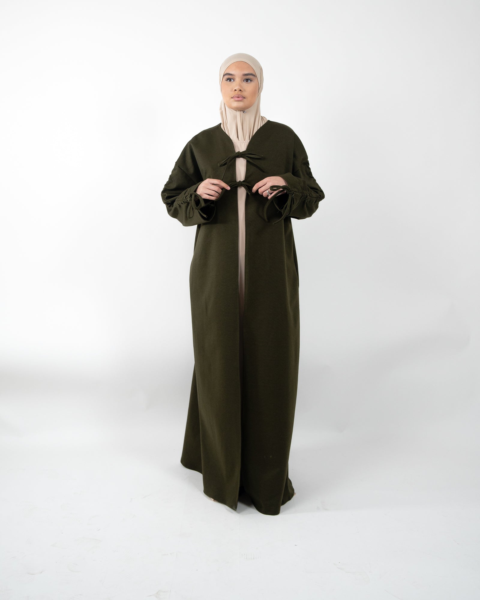 Gilet long et épais avec nœud de fermeture et manches à lacet – produit proposé sur Souk Dubaï