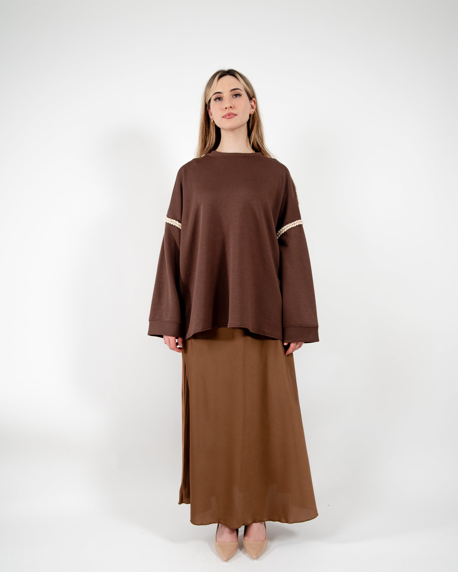 Pull oversize avec couture dorée sur les manches et col rond – produit proposé sur Souk Dubaï