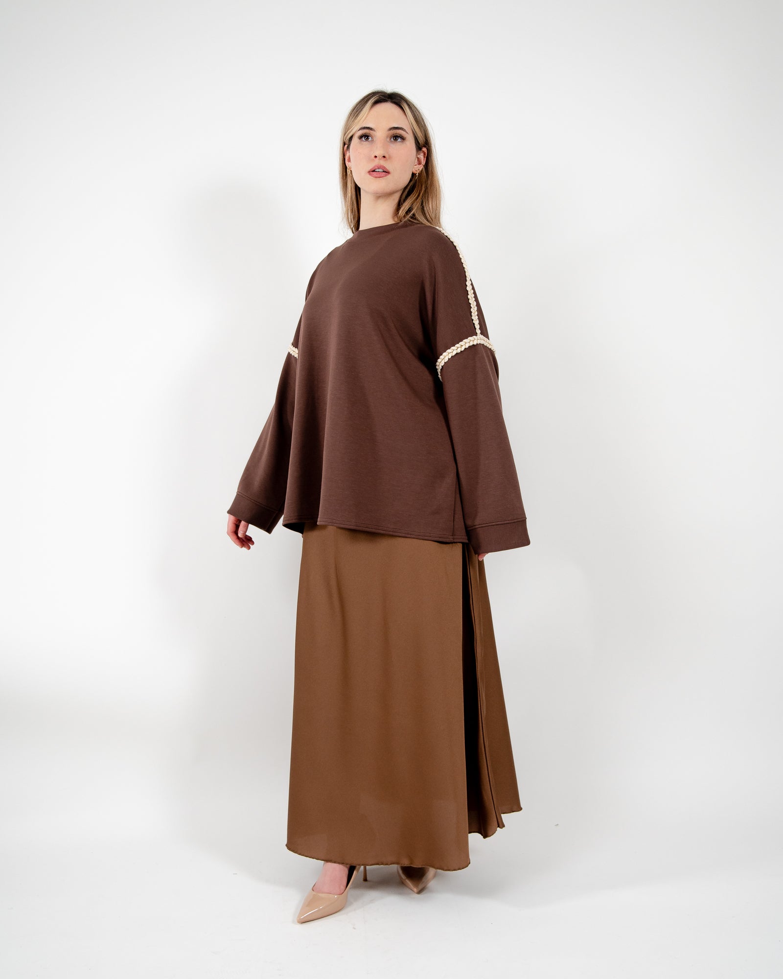 Pull oversize avec couture dorée sur les manches et col rond