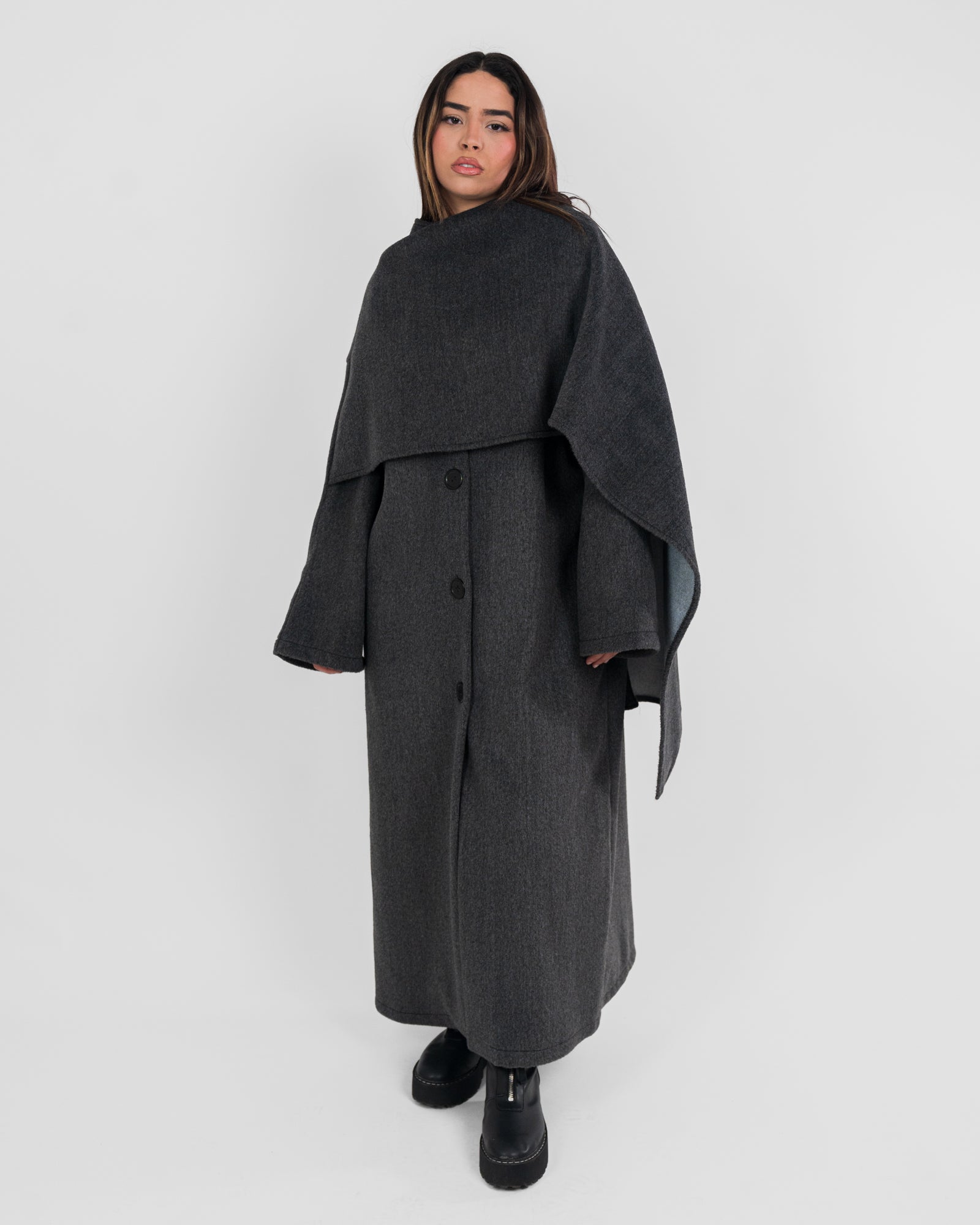 Manteau long avec cape – produit proposé sur Souk Dubaï