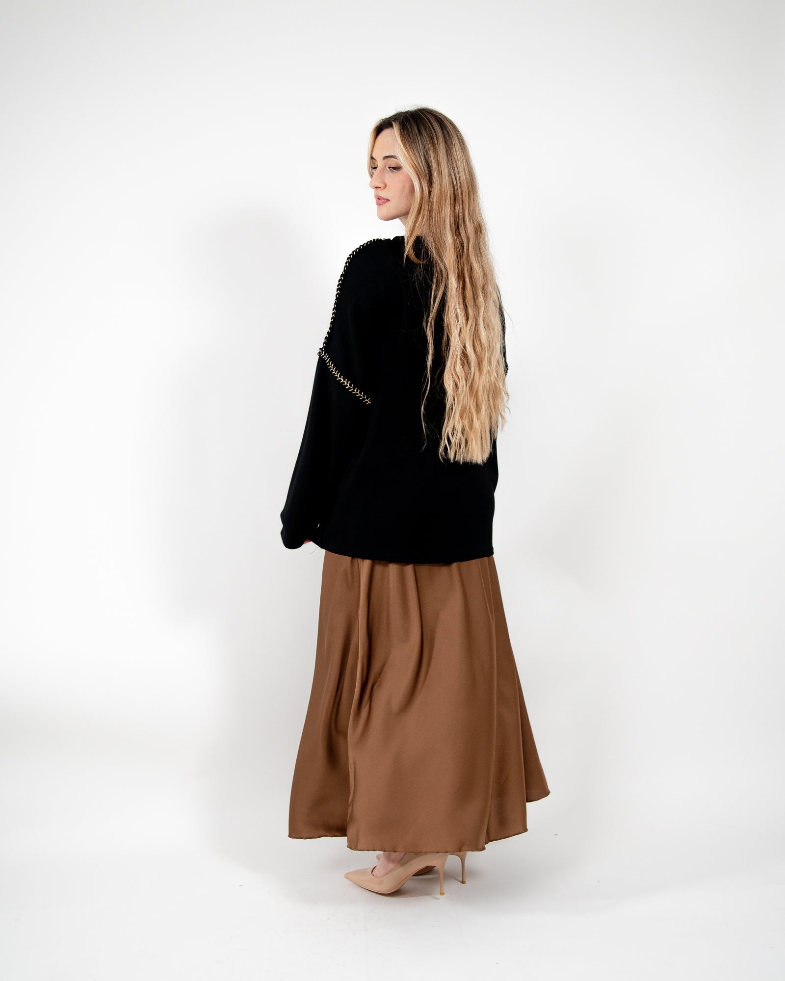 Pull oversize avec couture dorée sur les manches et col rond