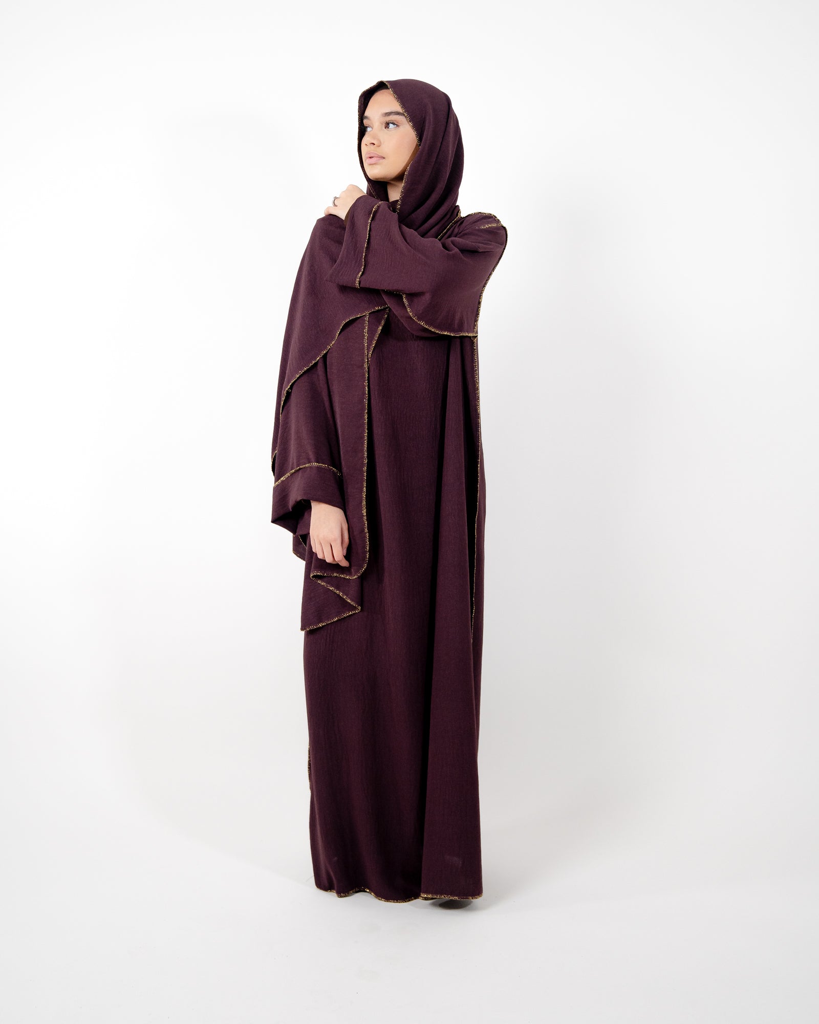 Abaya voile intégré avec détails en "or" – confection soignée pour un rendu élégant