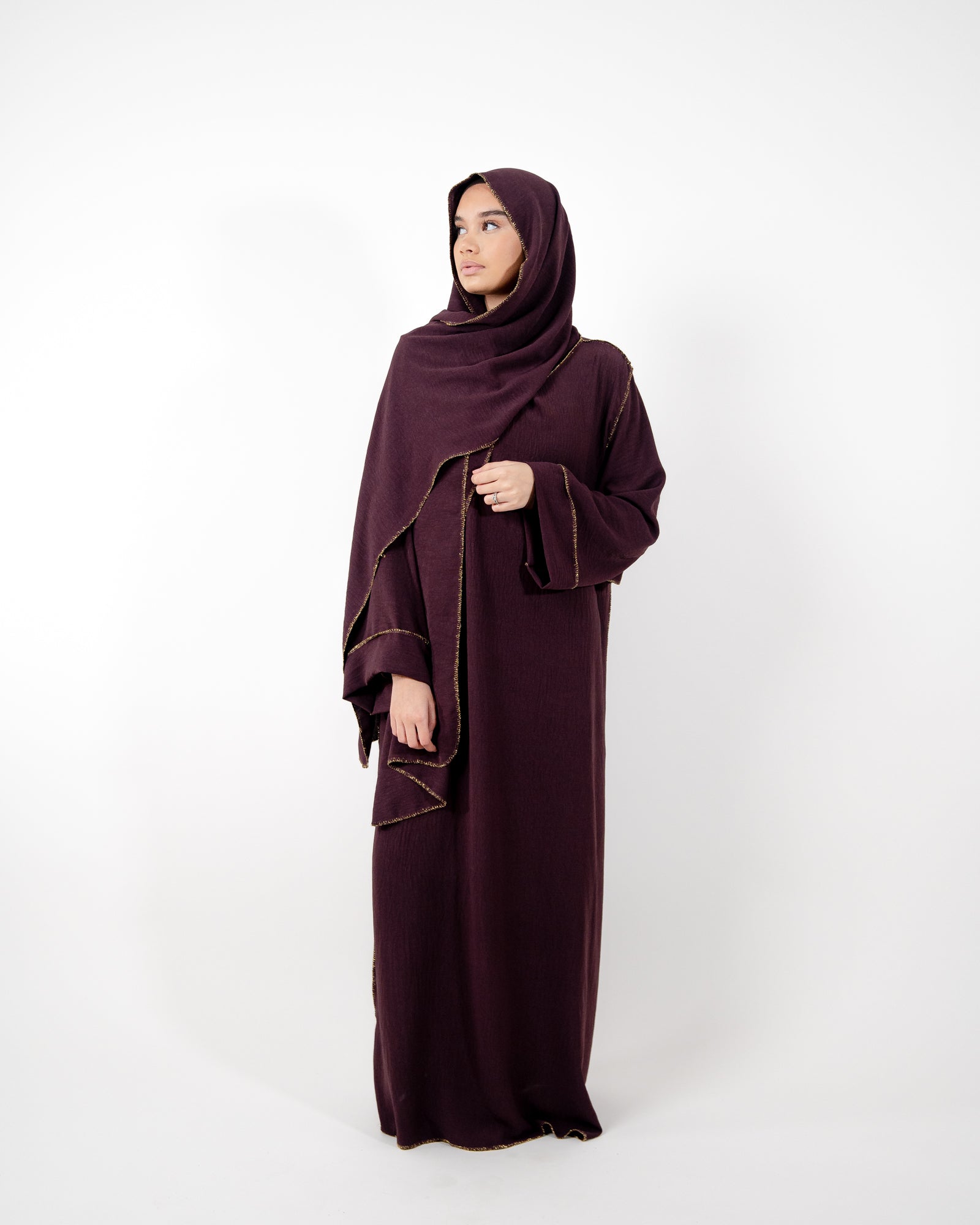 Abaya voile intégré avec détails en "or"