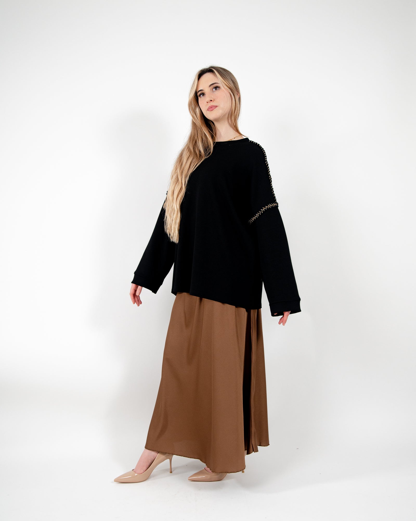 Pull oversize avec couture dorée sur les manches et col rond