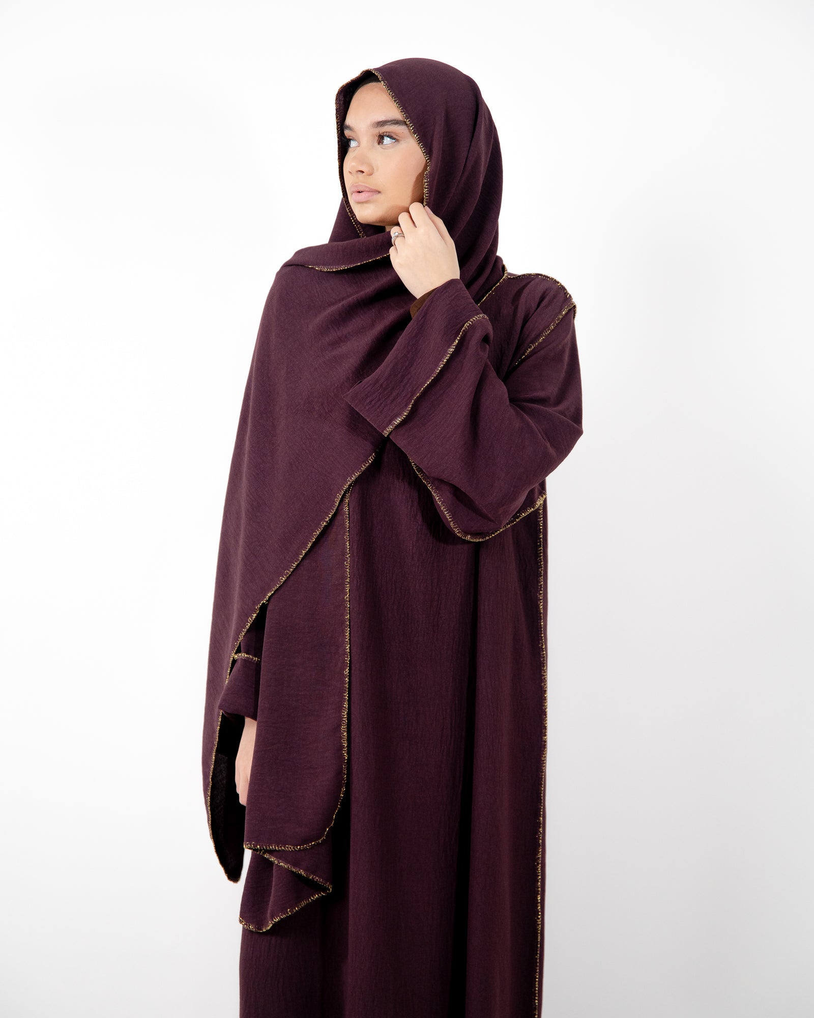 Abaya voile intégré avec détails en "or"