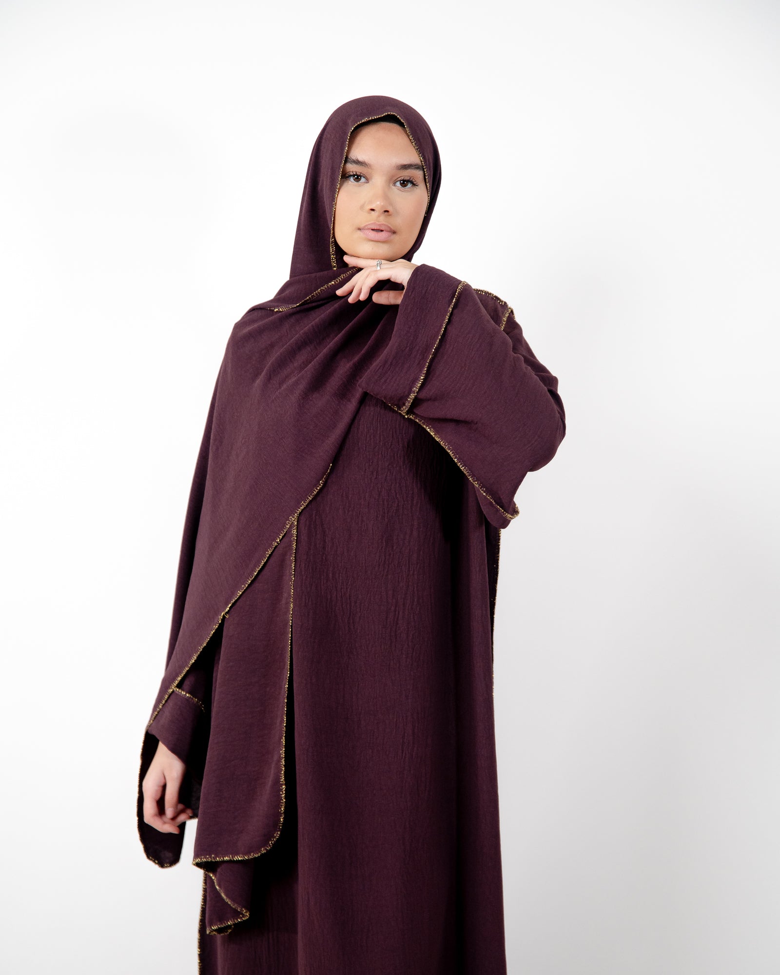 Abaya voile intégré avec détails en "or"