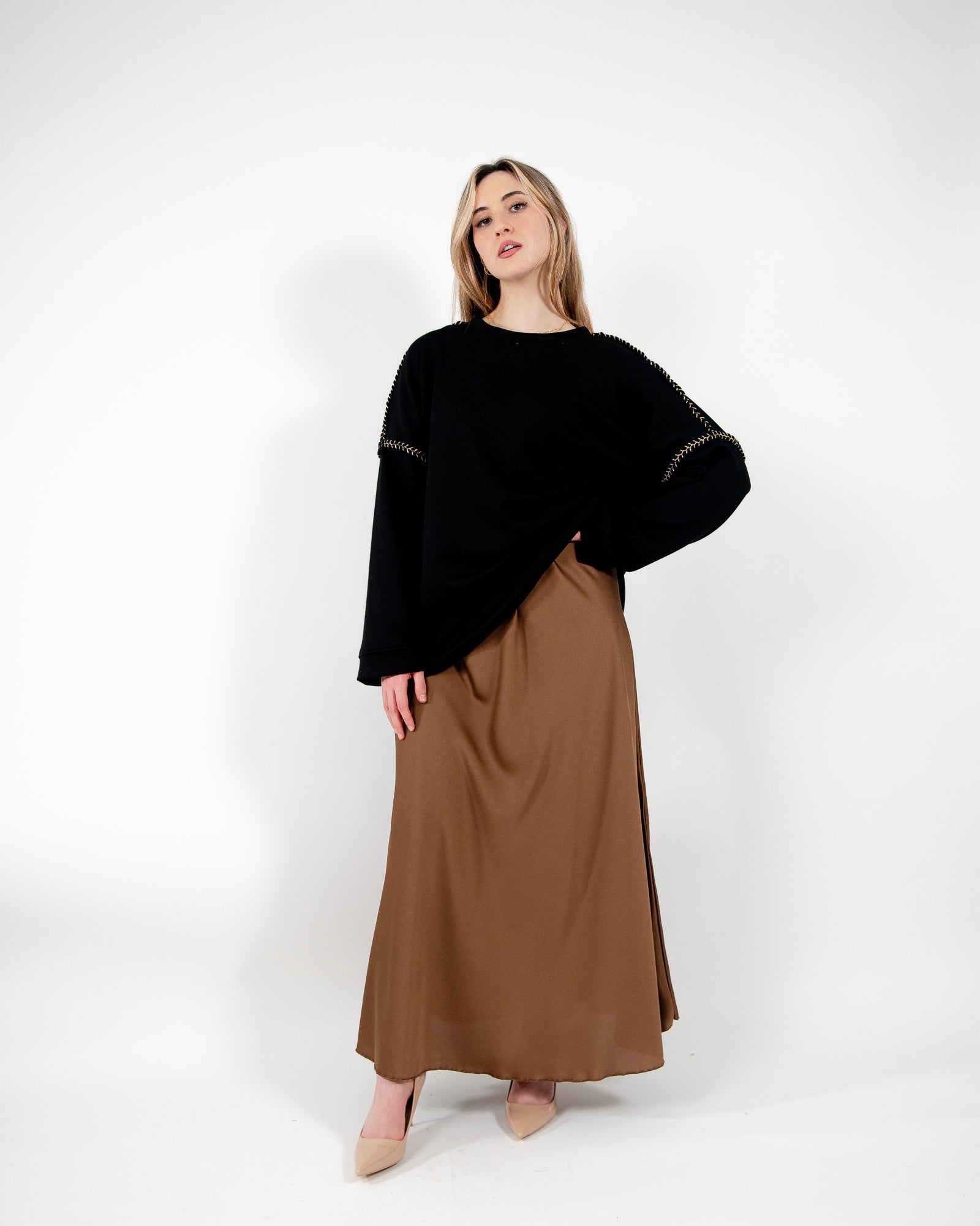Pull oversize avec couture dorée sur les manches et col rond