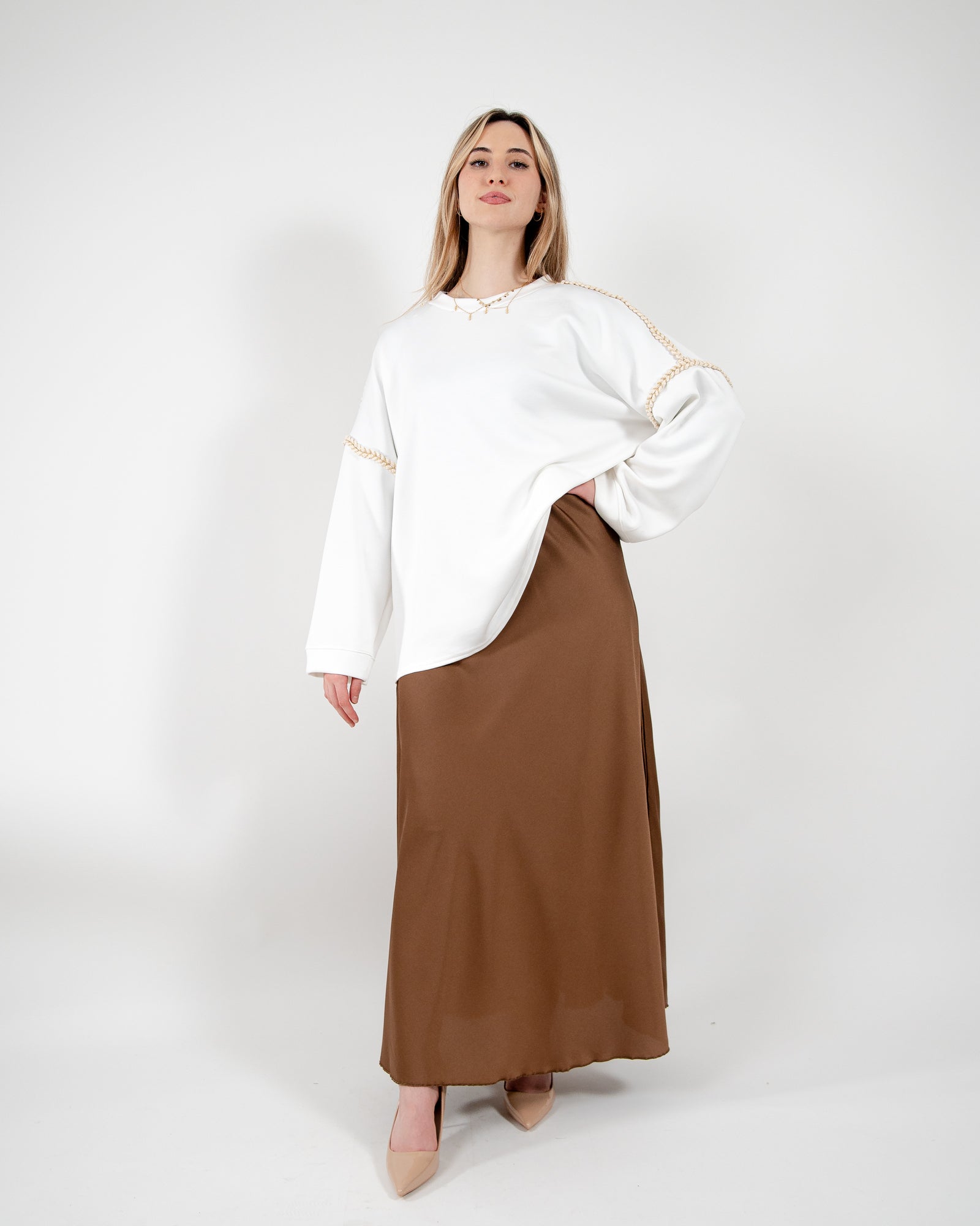 Pull oversize avec couture dorée sur les manches et col rond