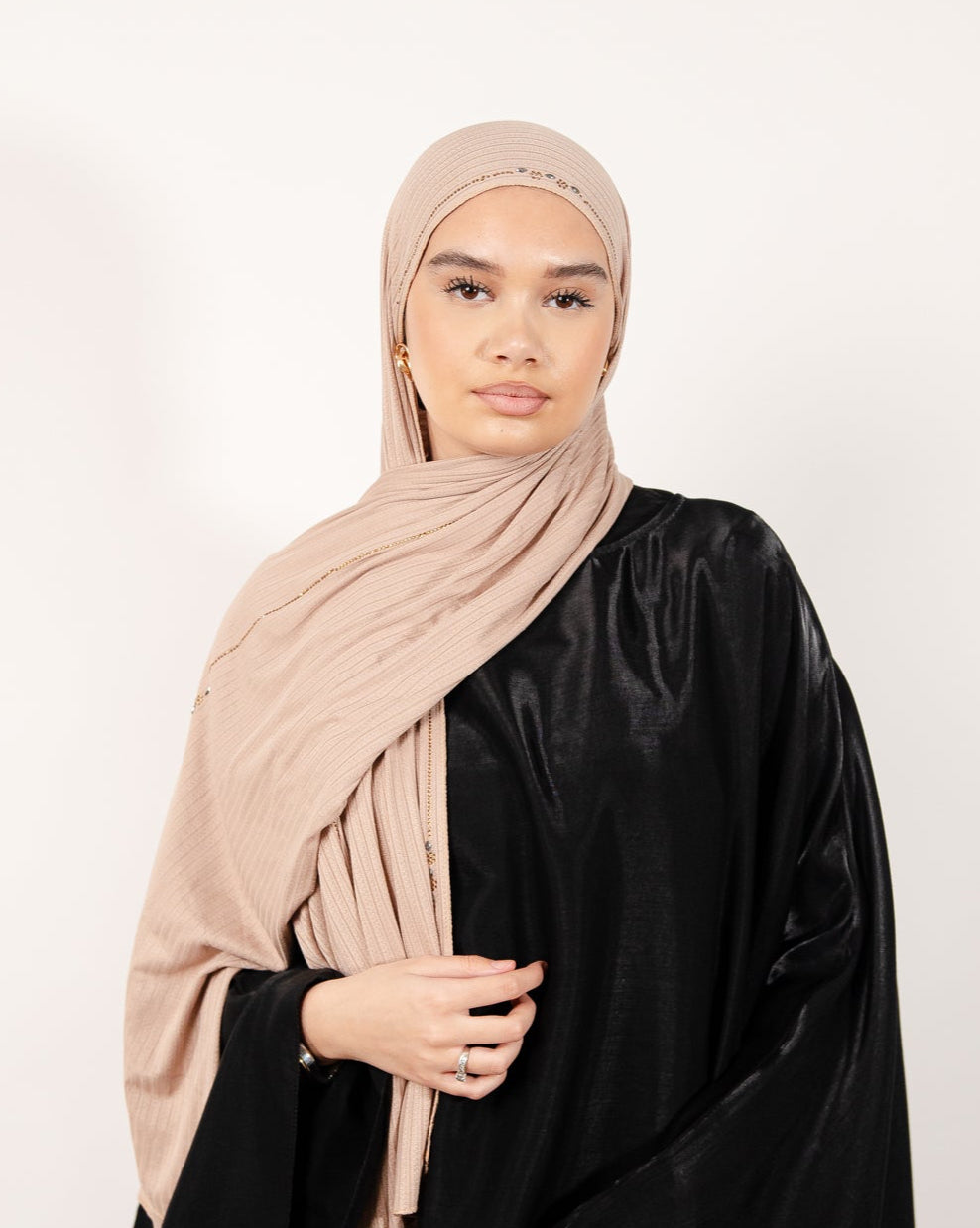 Hijab jersey rayure à strass – tenue élégante et confortable au quotidien