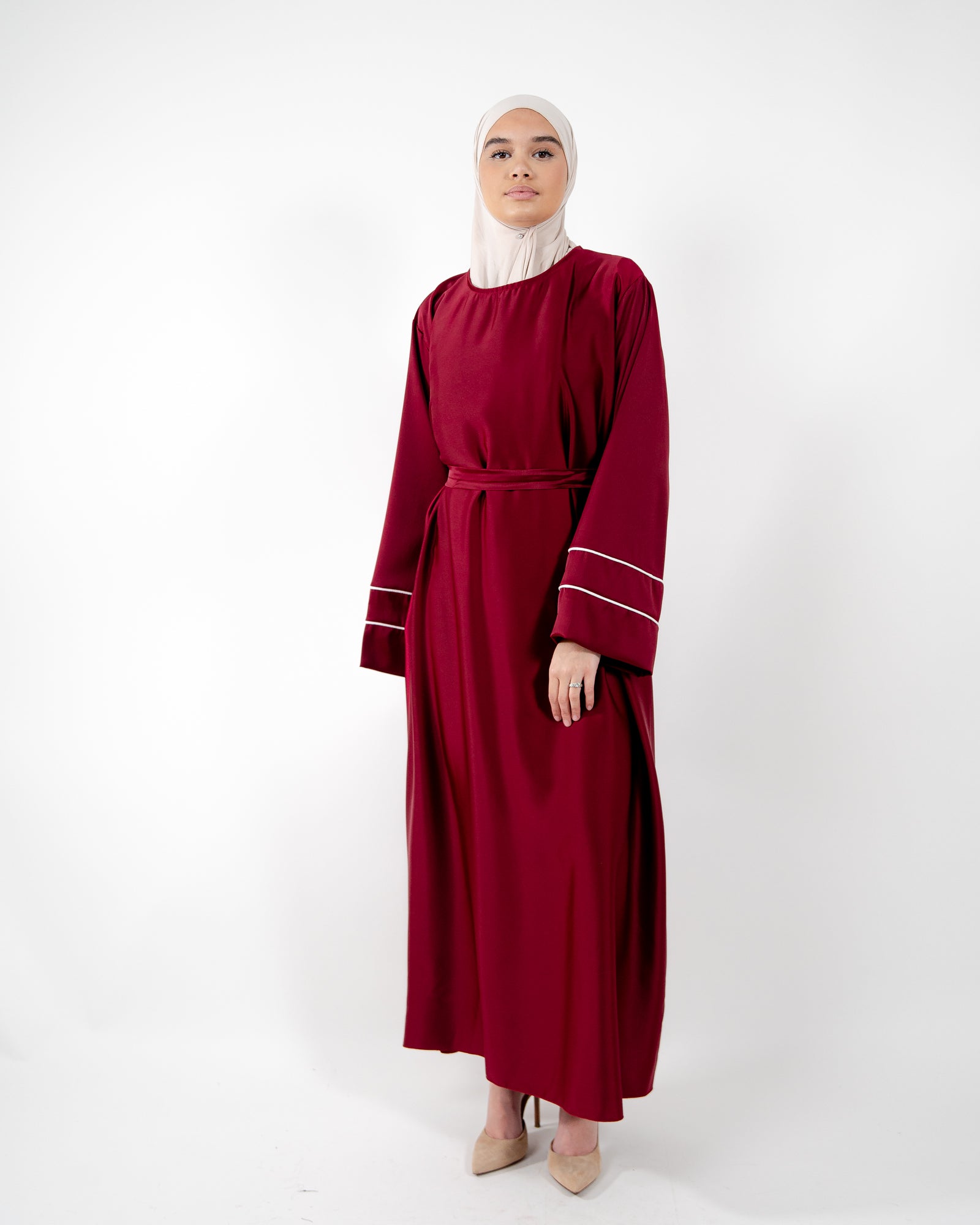 Robe longue luxueuse satinée manches rayées – idéal pour un style modeste et tendance