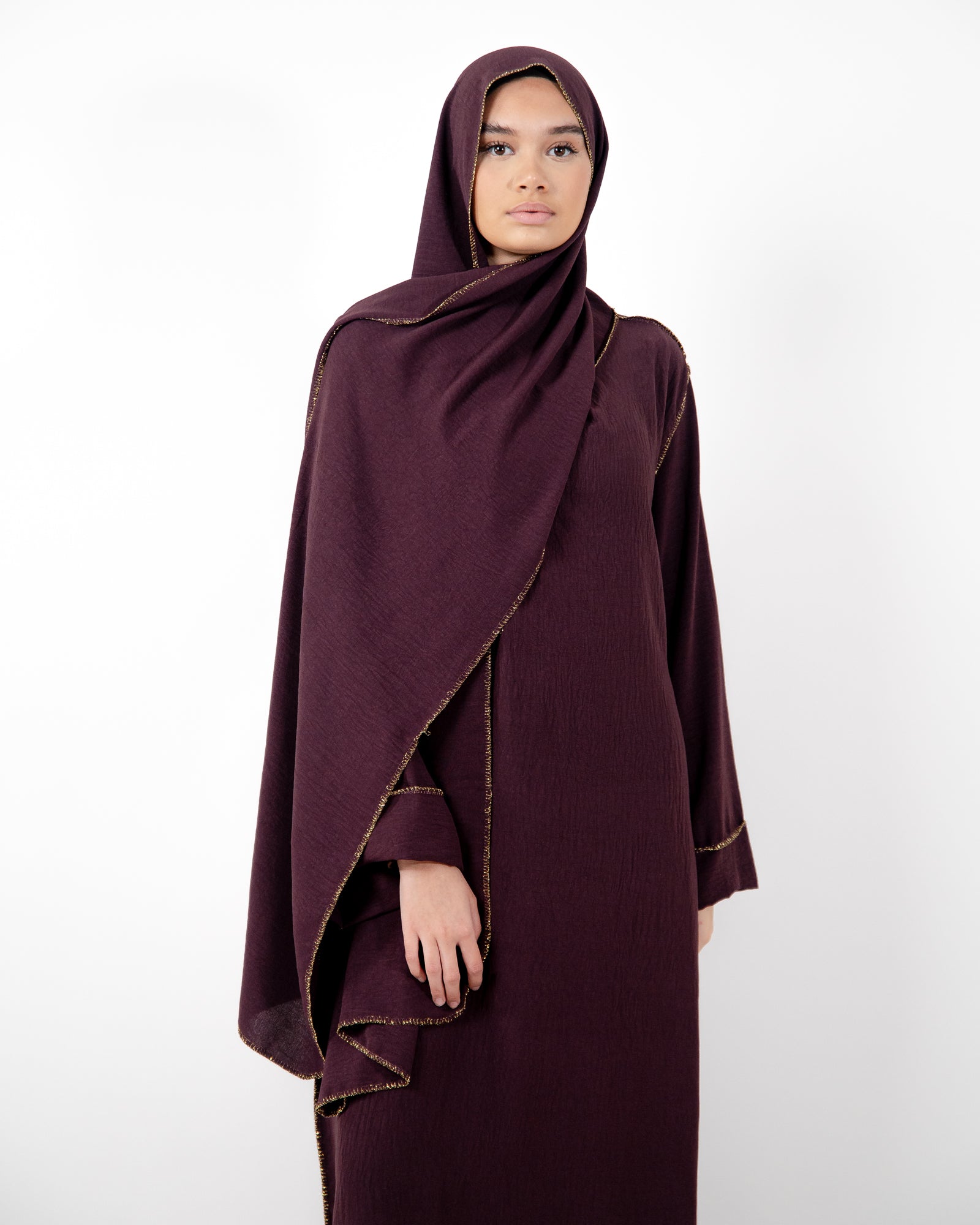 Abaya voile intégré avec détails en "or"