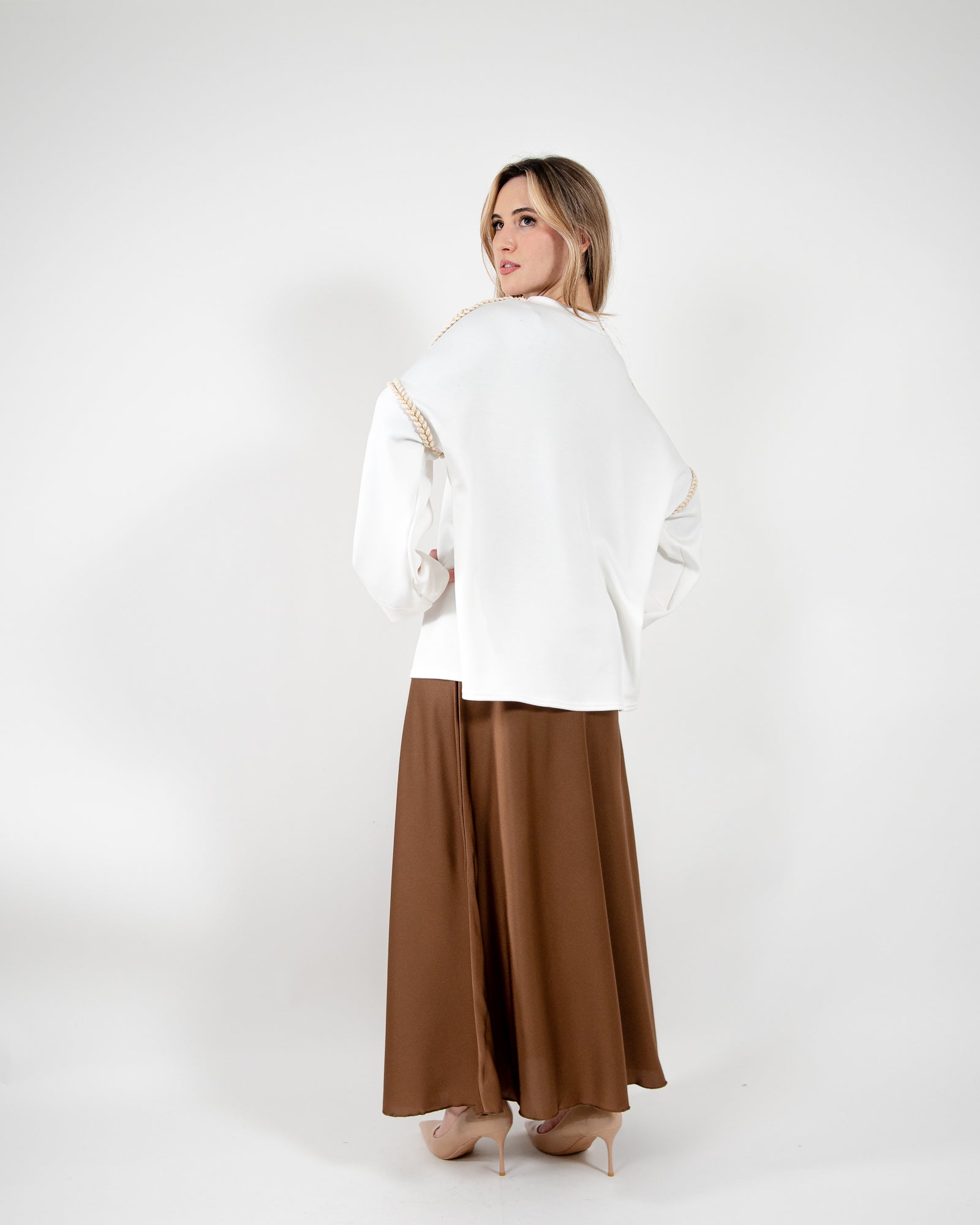 Pull oversize avec couture dorée sur les manches et col rond