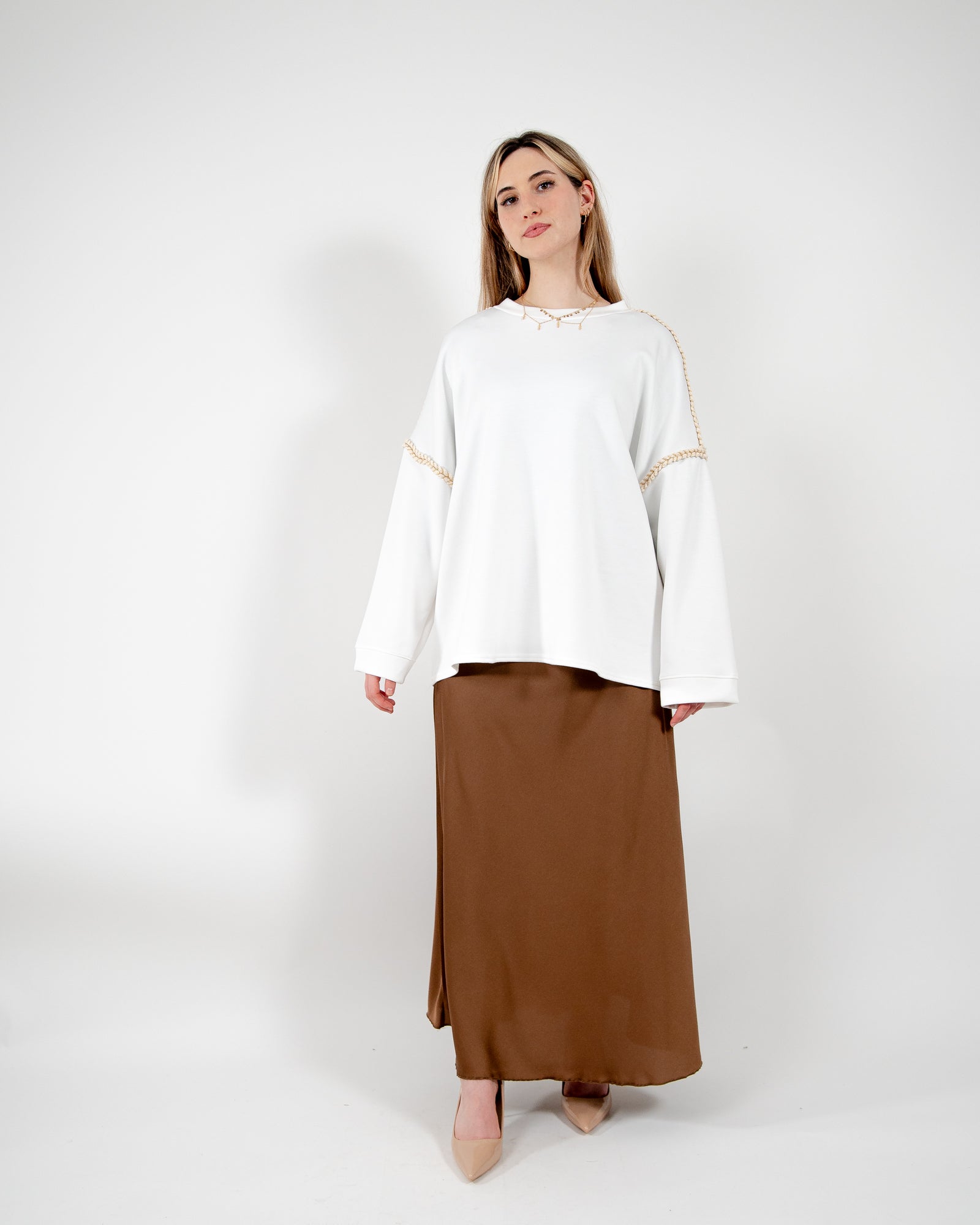 Pull oversize avec couture dorée sur les manches et col rond