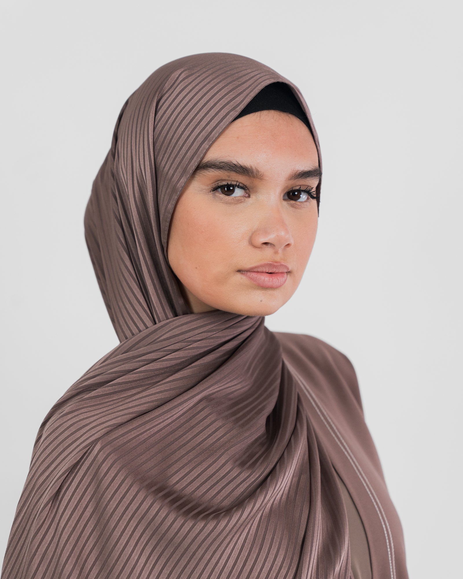 Hijab soie de médine à rayures – tenue élégante et confortable au quotidien