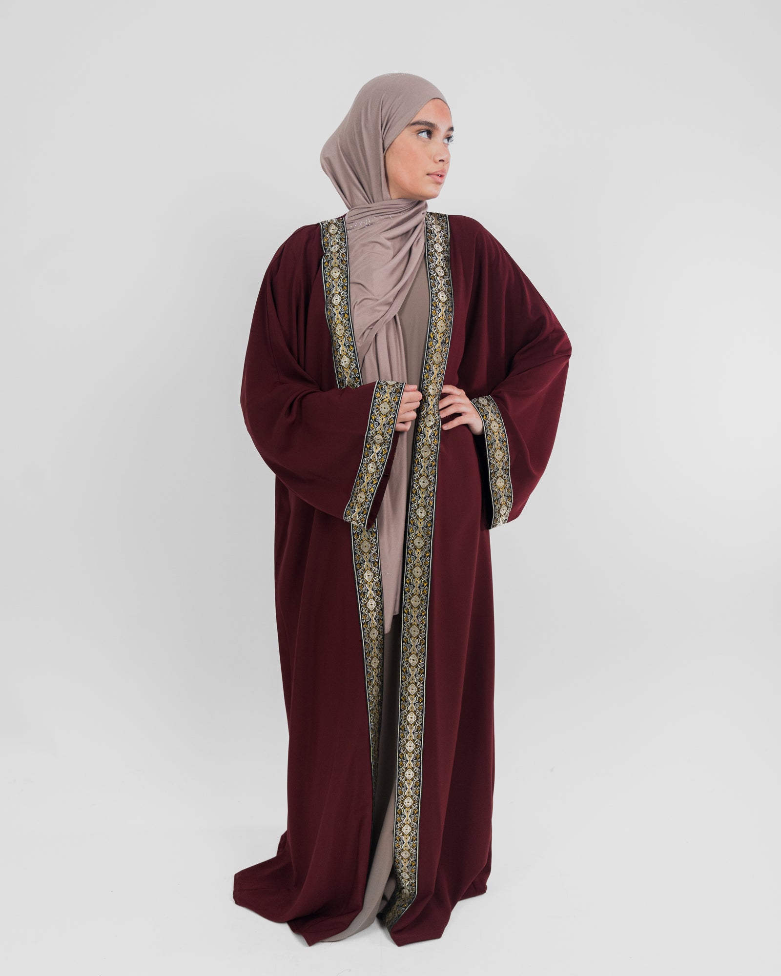 Kimono long luxueux avec ornement – idéal pour un style modeste et tendance
