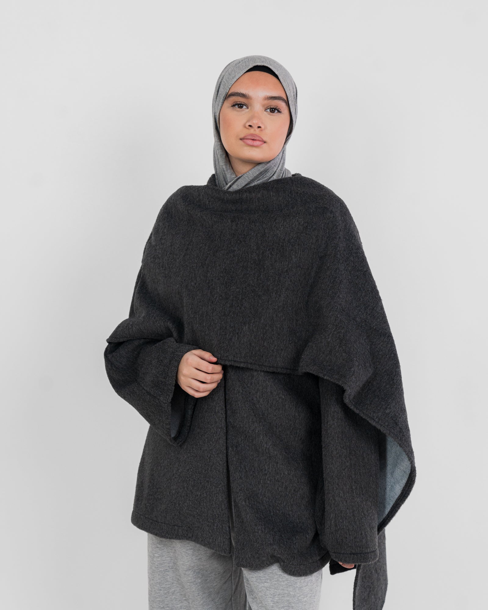 Manteau court avec cape – produit proposé sur Souk Dubaï