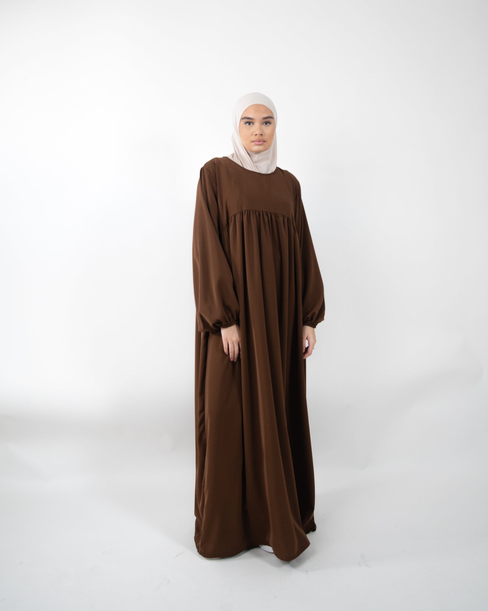 Robe longue et ample avec manches bouffantes