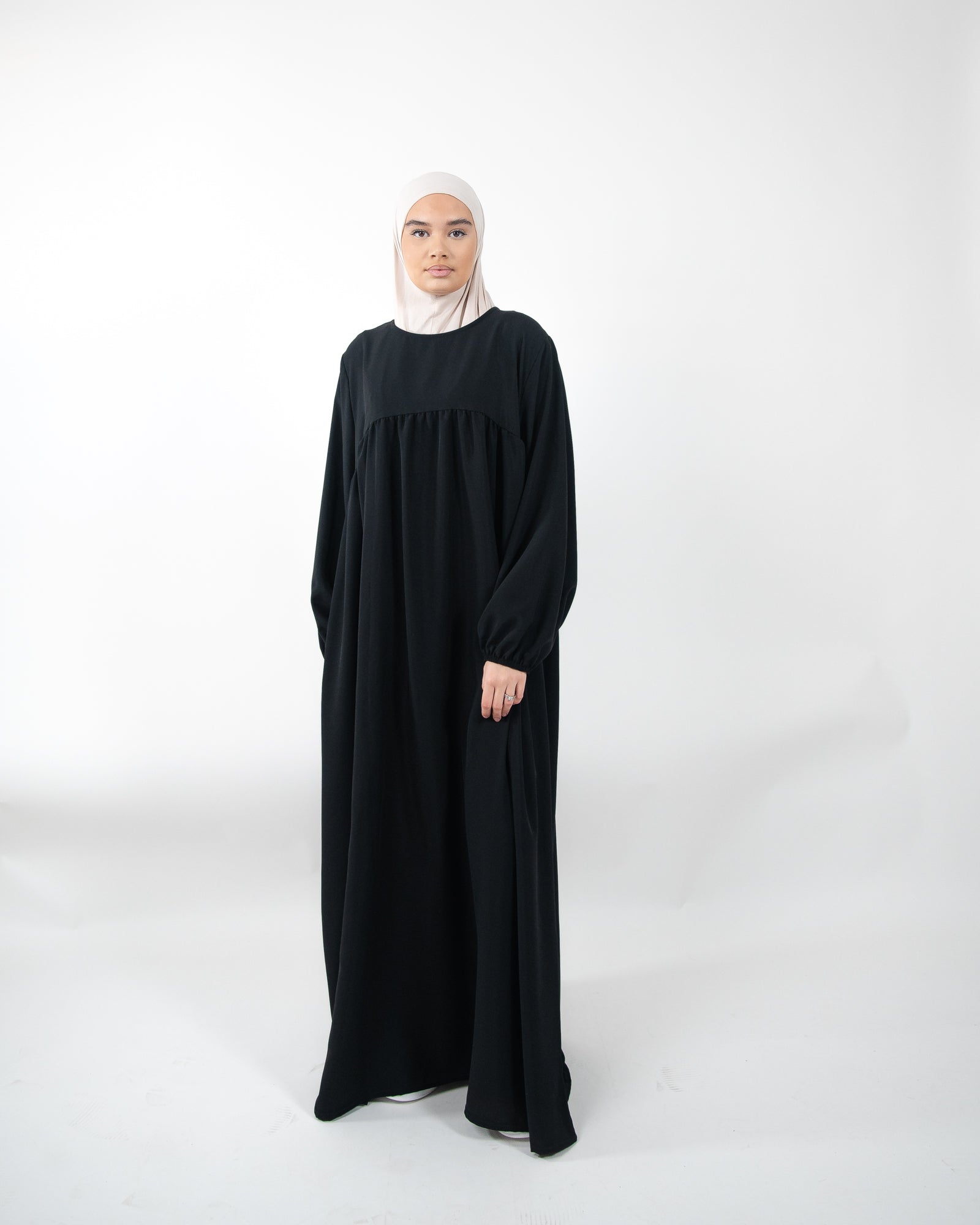 Robe longue et ample avec manches bouffantes