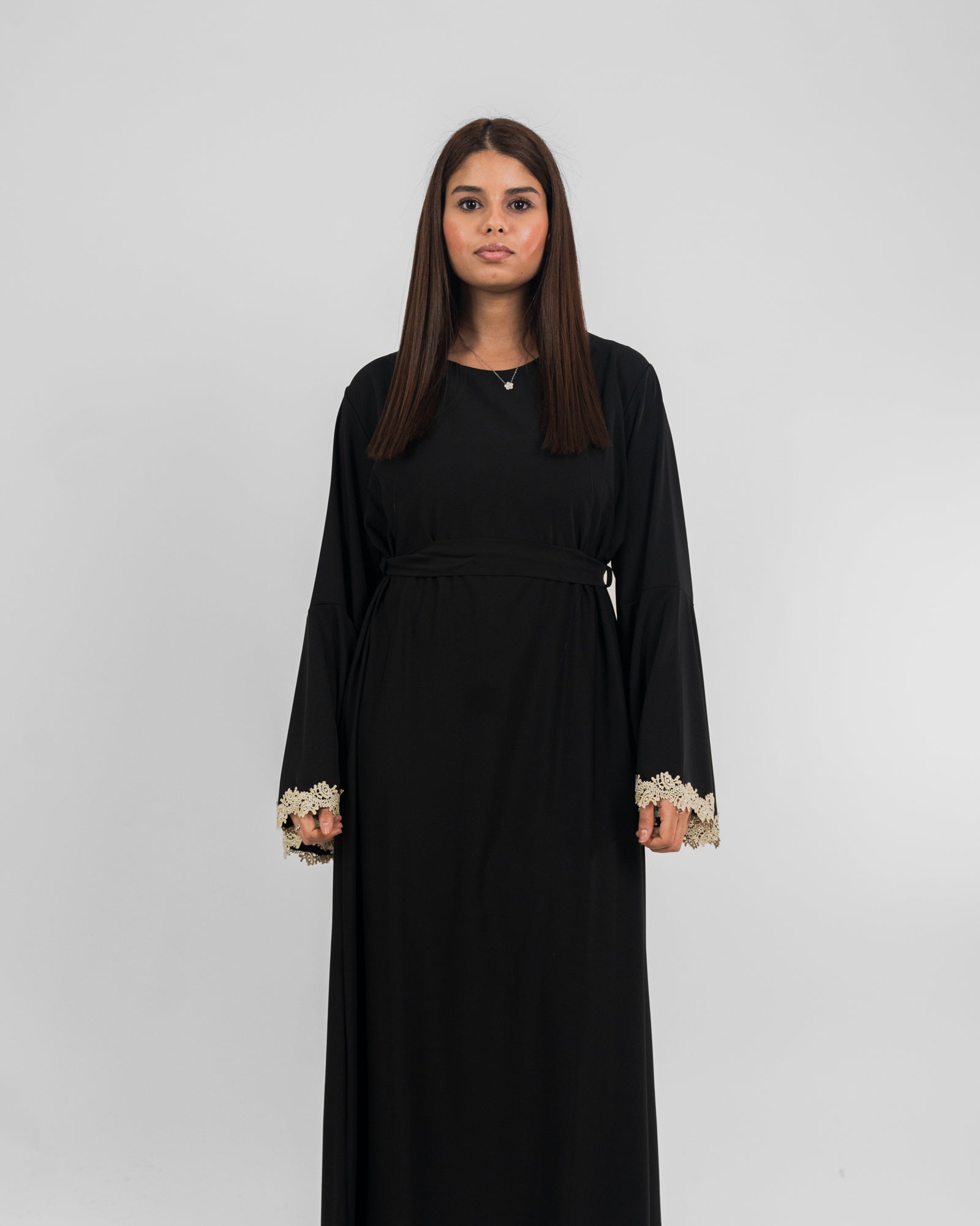 Elegante vestido largo con mangas acampanadas 