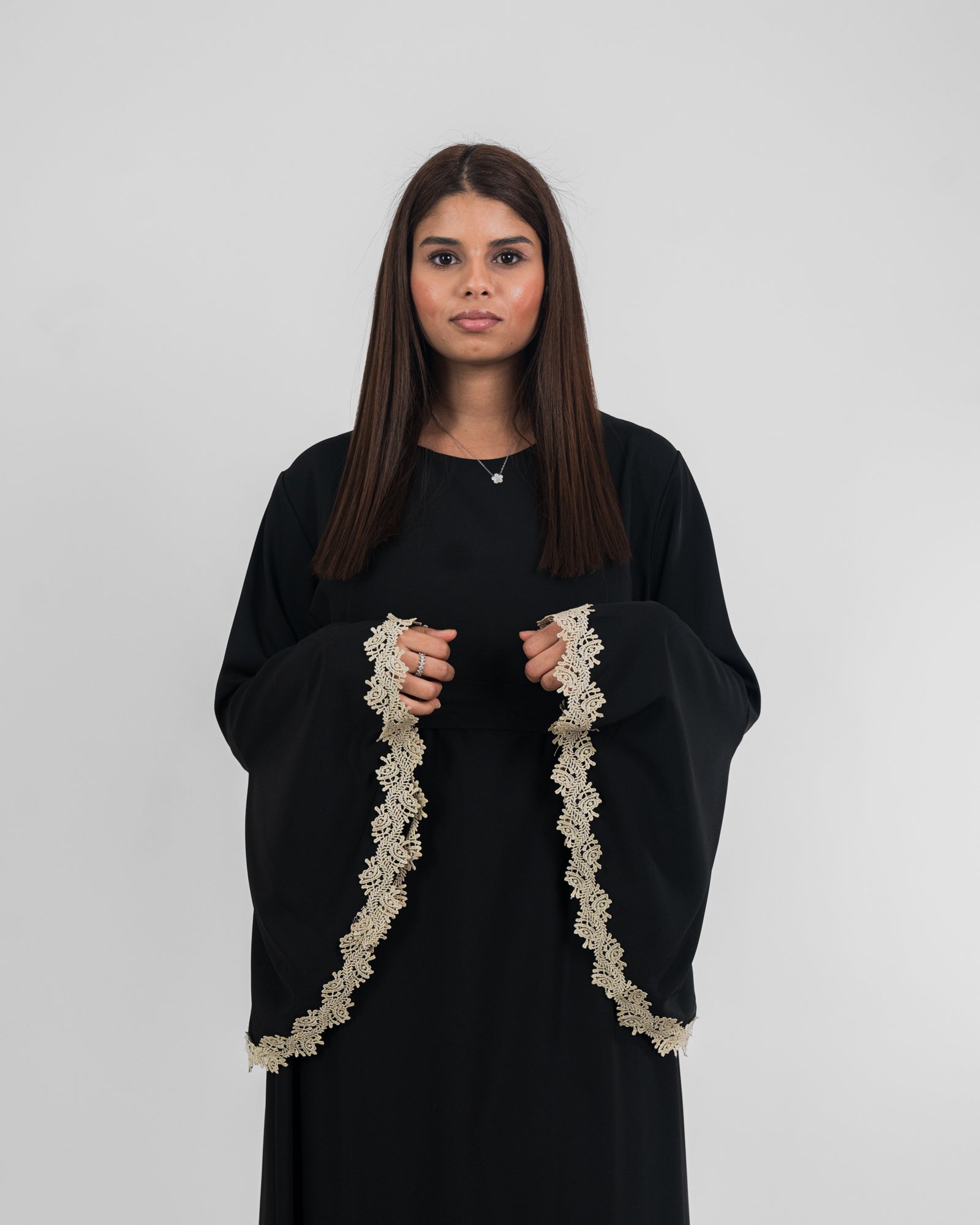 Elegante vestido largo con mangas acampanadas 