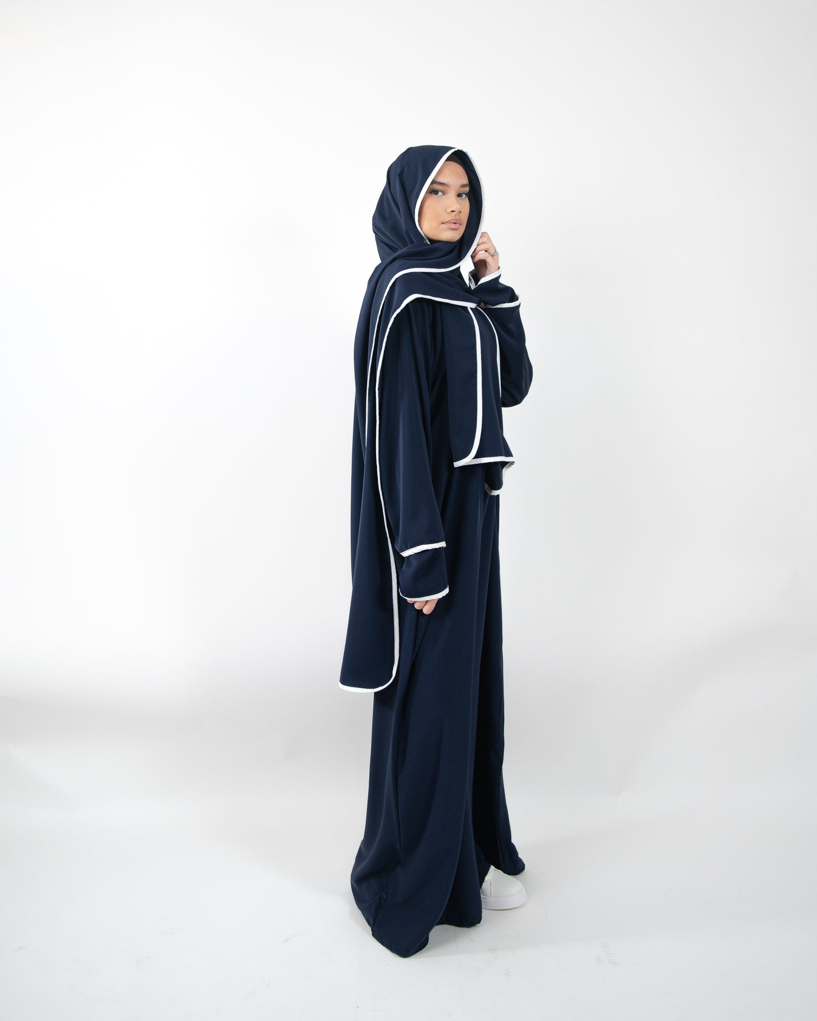 Robe de priere voile integre avec bordure blanche – tenue ou accessoire de qualité, pensé pour un usage quotidien, description optimisée SEO.