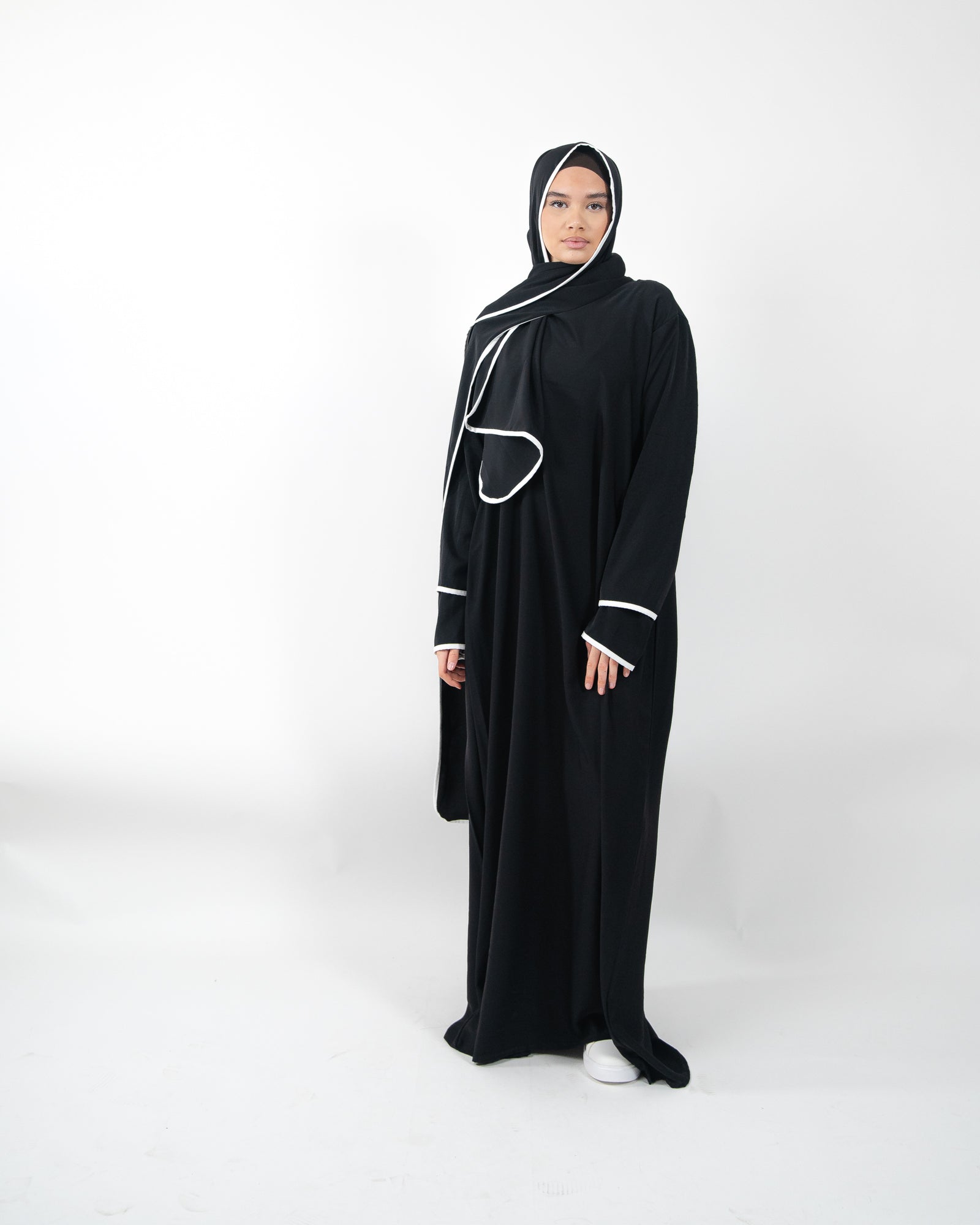 Robe de prière avec voile intégré et bordure blanche