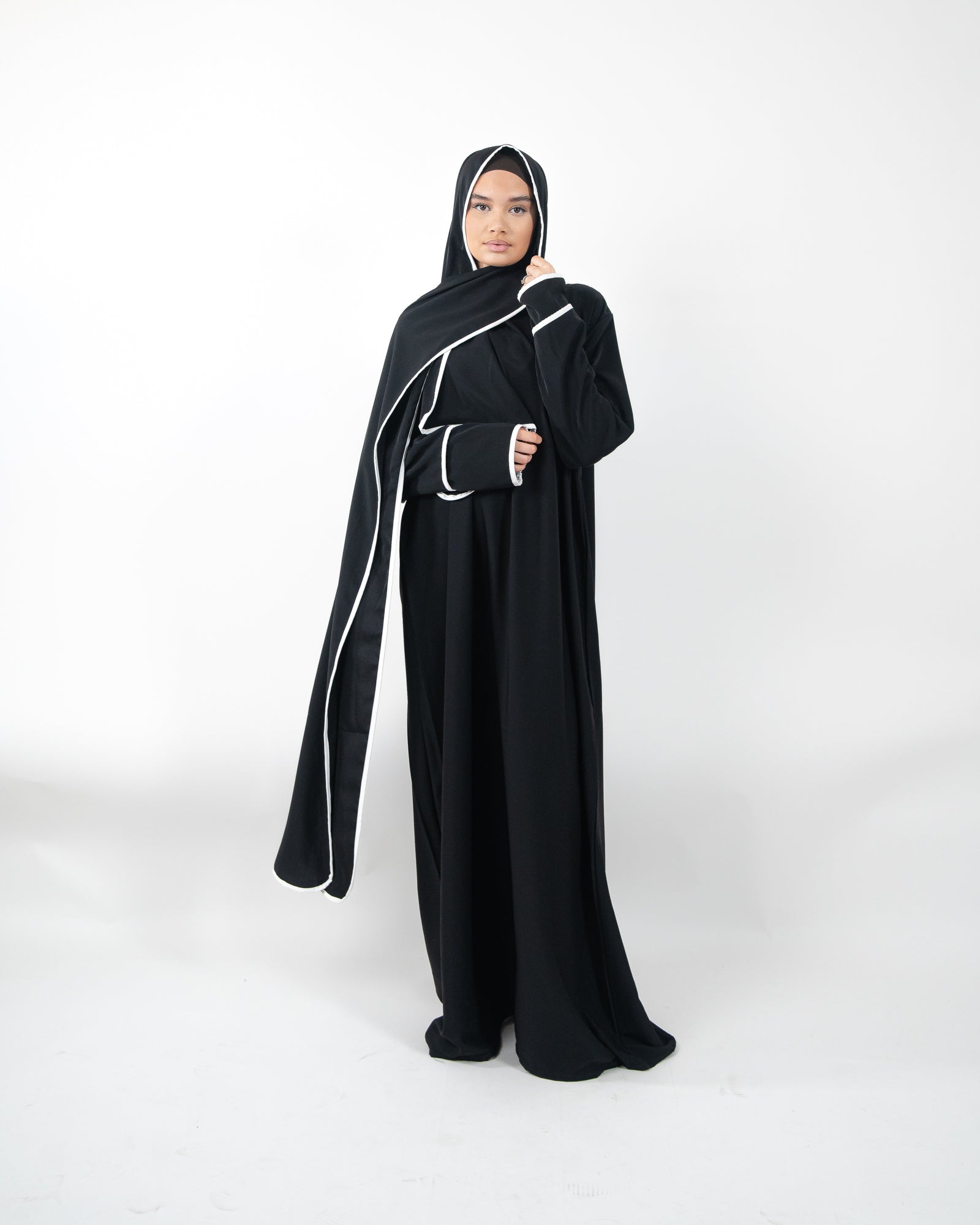 Robe de prière avec voile intégré et bordure blanche