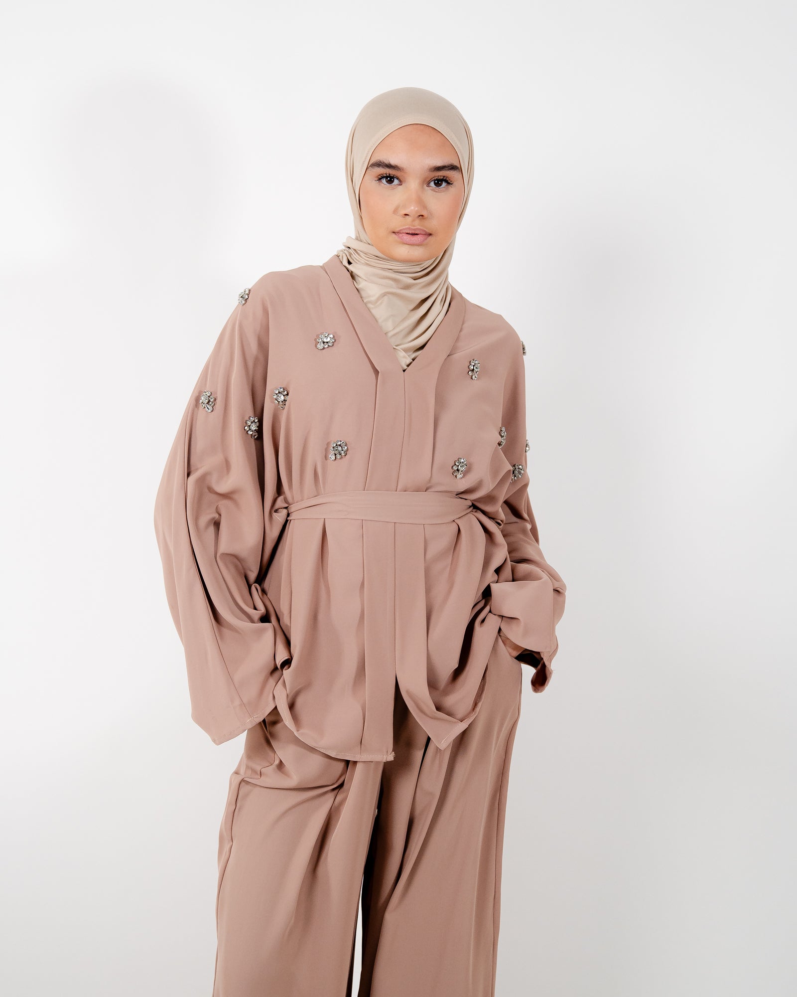 Ensemble pantalon avec chemise ajustable et strass