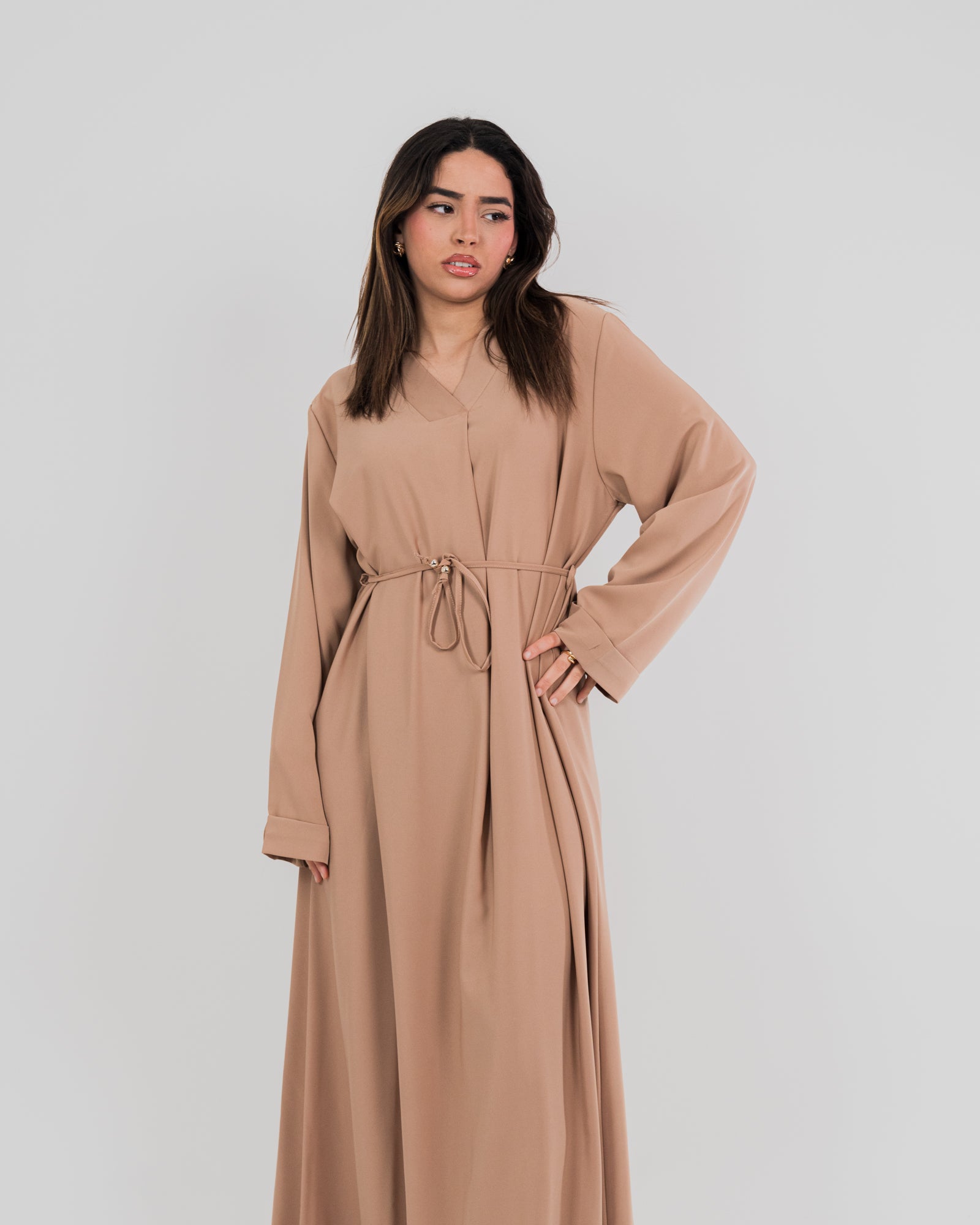 Abaya classique col V – coupe fluide et matière agréable à porter