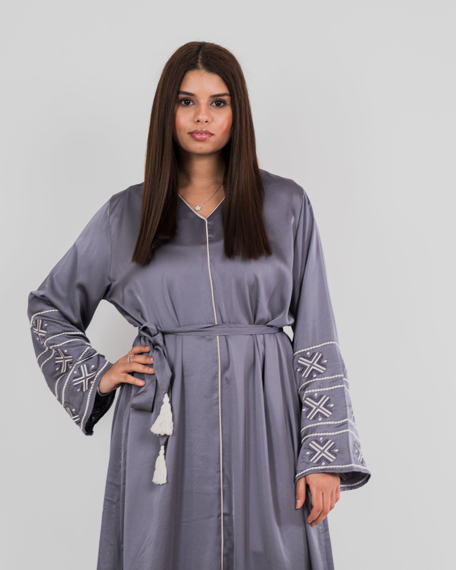 Robe longue satinée manche ornées
