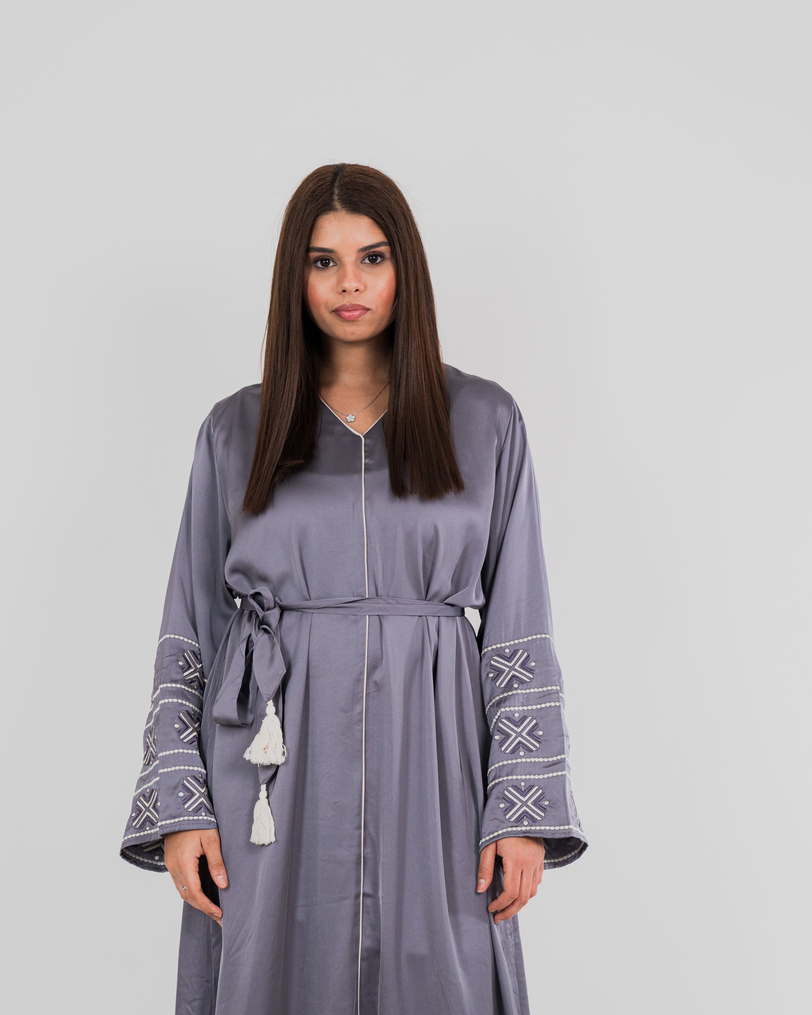 Robe longue satinée manche ornées