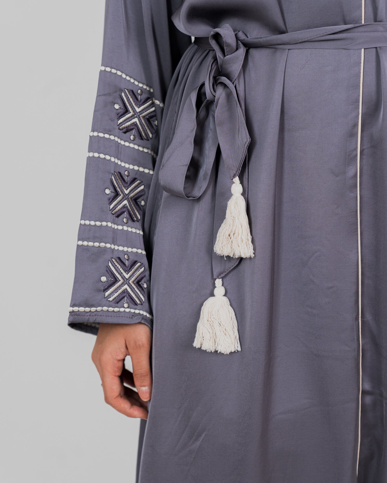 Robe longue satinée manche ornées