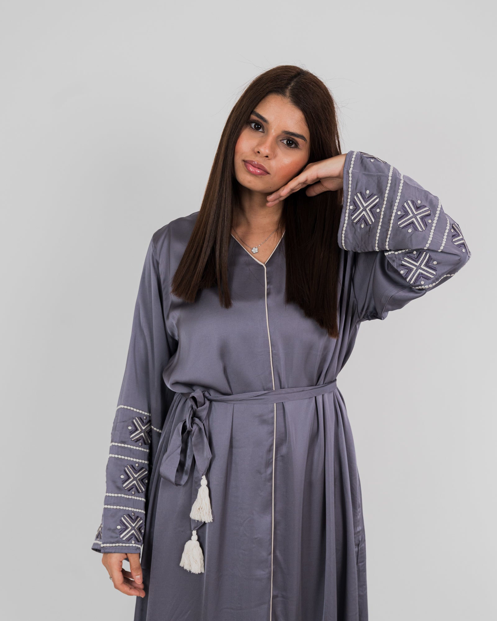 Robe longue satinée manche ornées