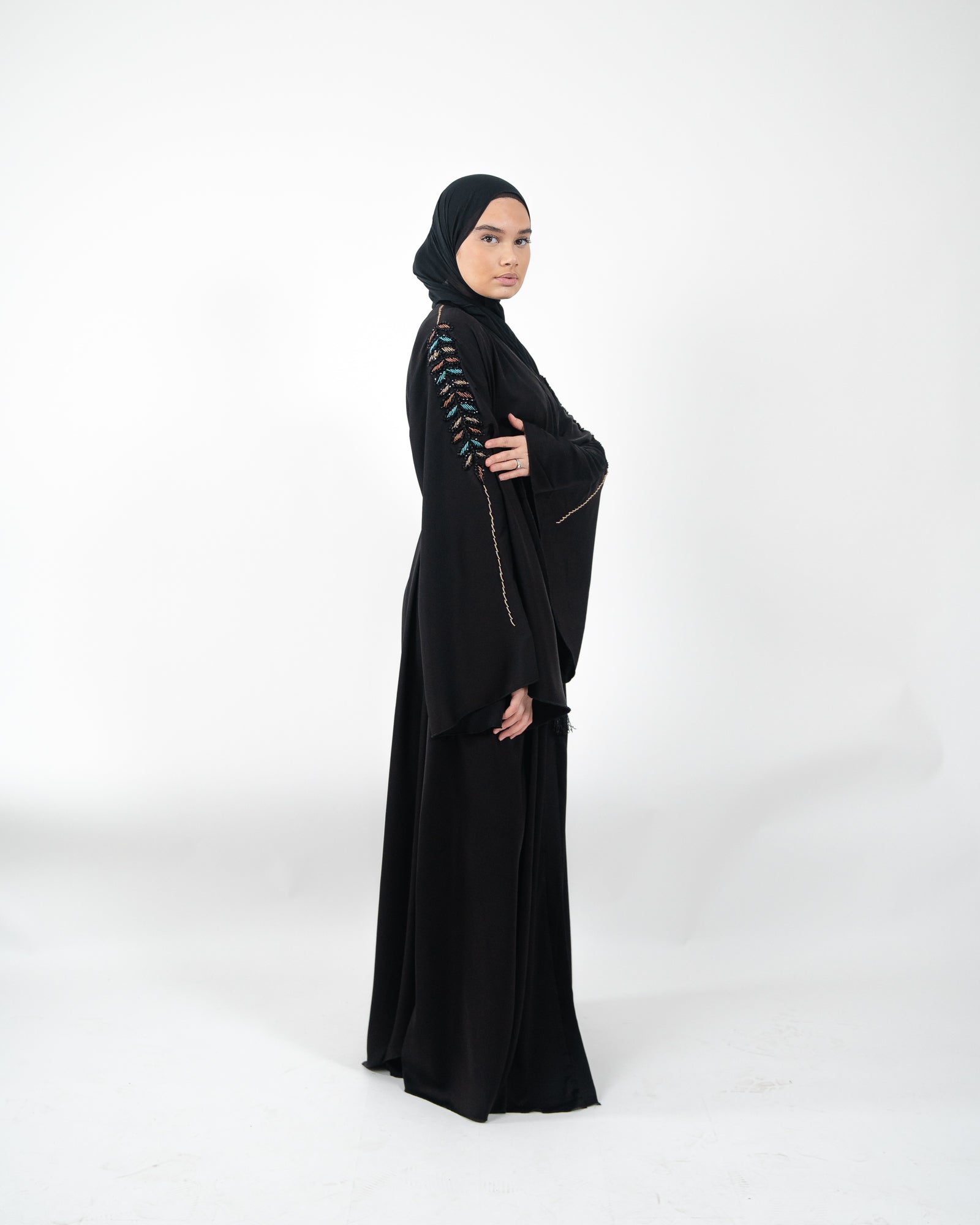 Abaya noir longue de Dubaï avec perles aux épaules