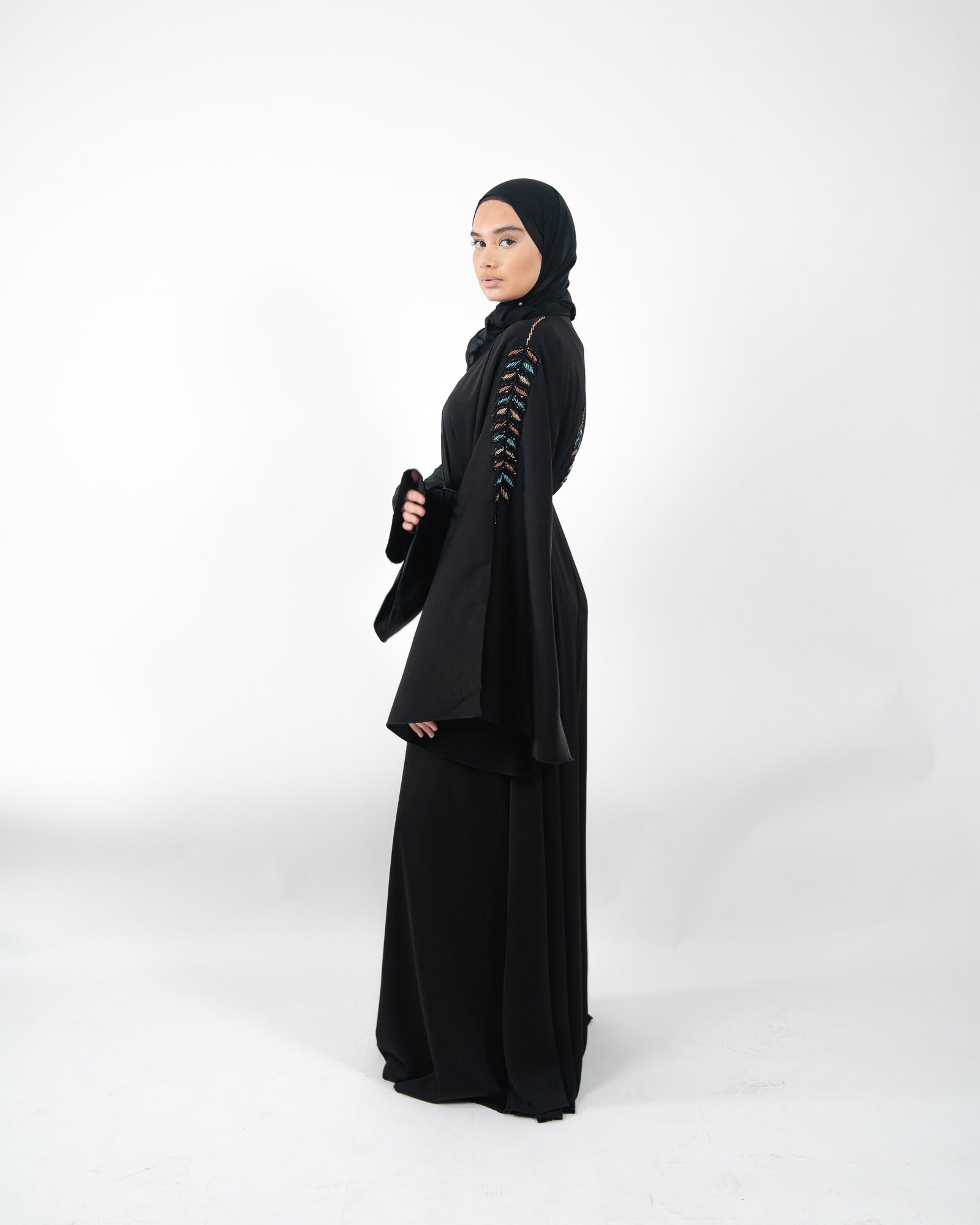 Abaya de Dubai longue avec feuilles de perles colorées – vêtement traditionnel au style raffiné