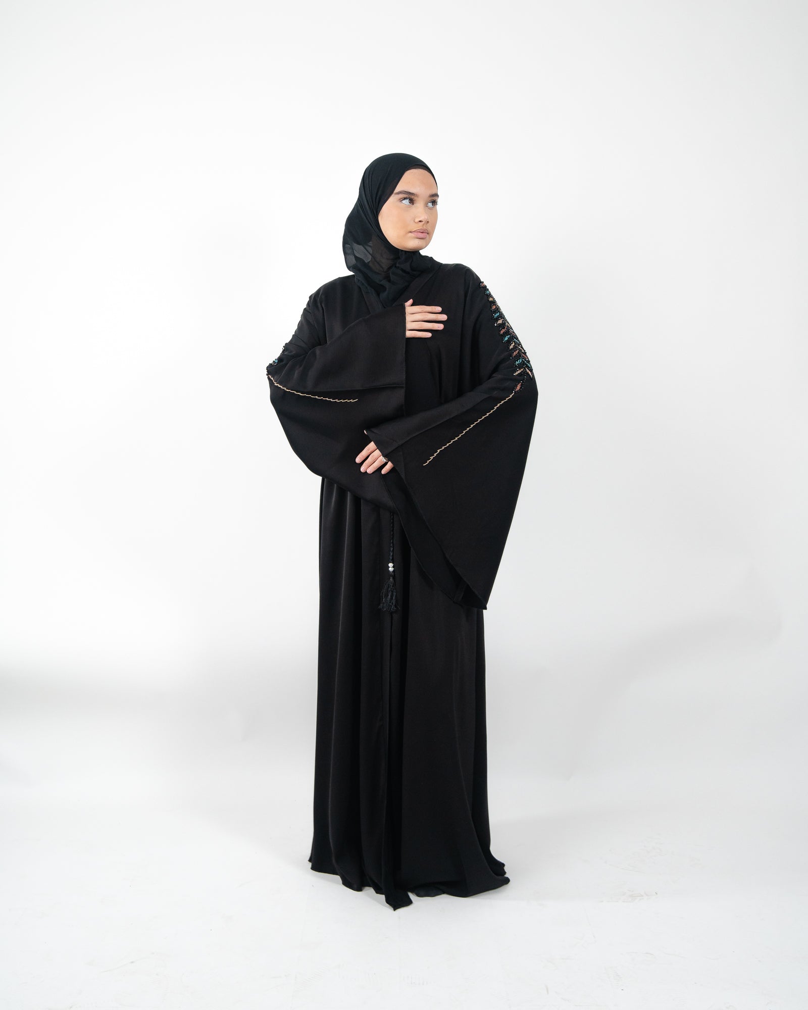 Abaya de Dubai longue avec feuilles de perles colorées