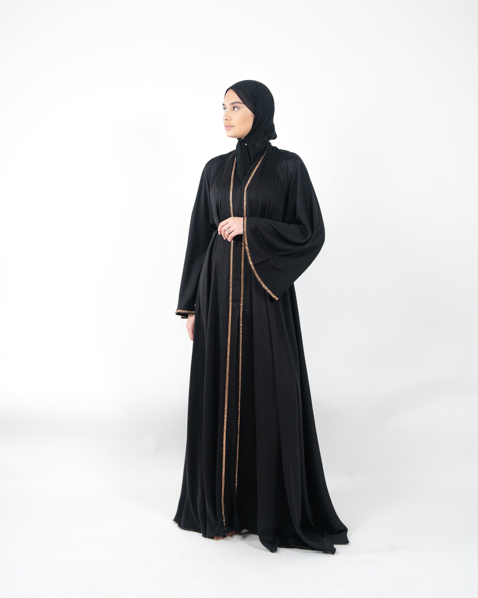 Abaya de Dubaï avec strass sur le long – coupe fluide et matière agréable à porter