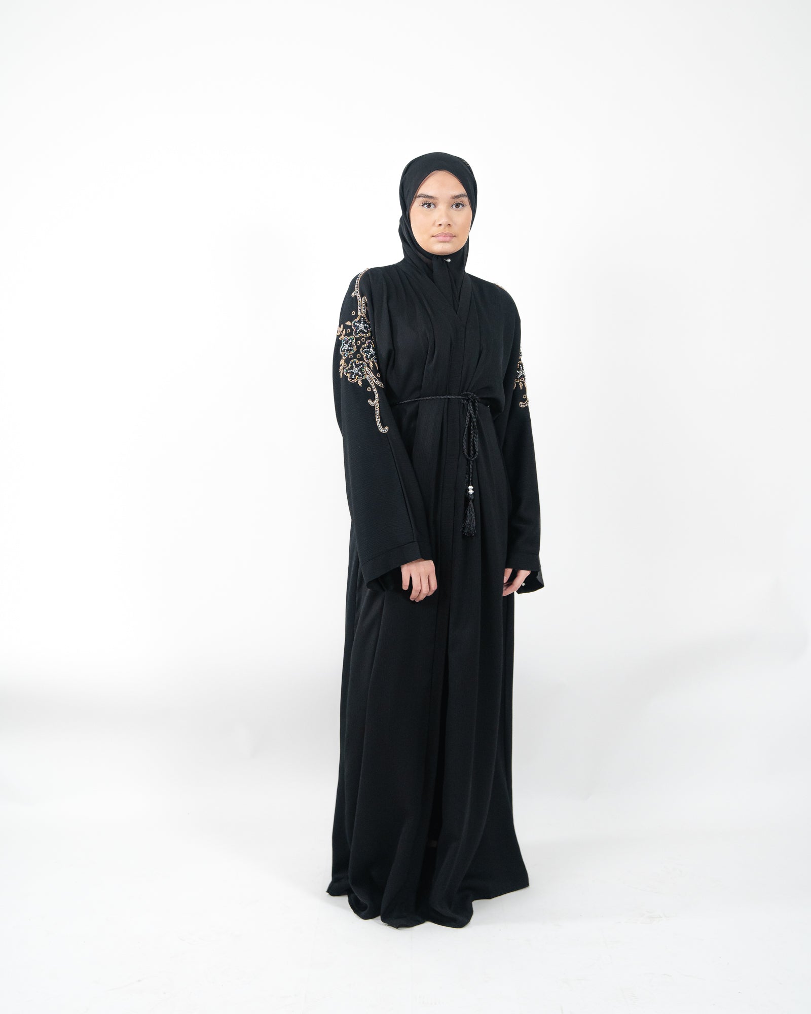 Abaya noir longue de Dubaï avec perles aux épaules – vêtement traditionnel au style raffiné
