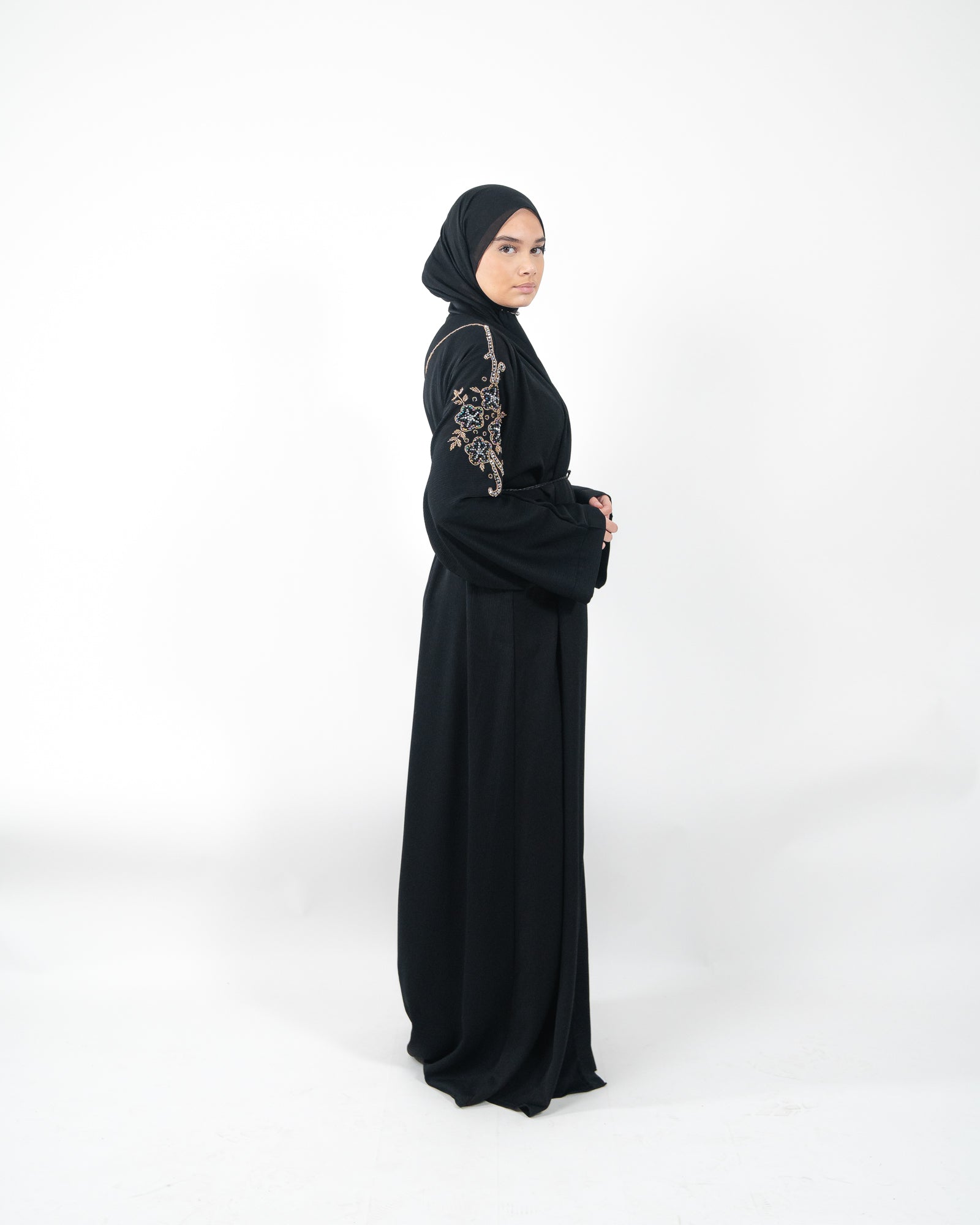 Abaya noir longue de Dubaï avec perles aux épaules