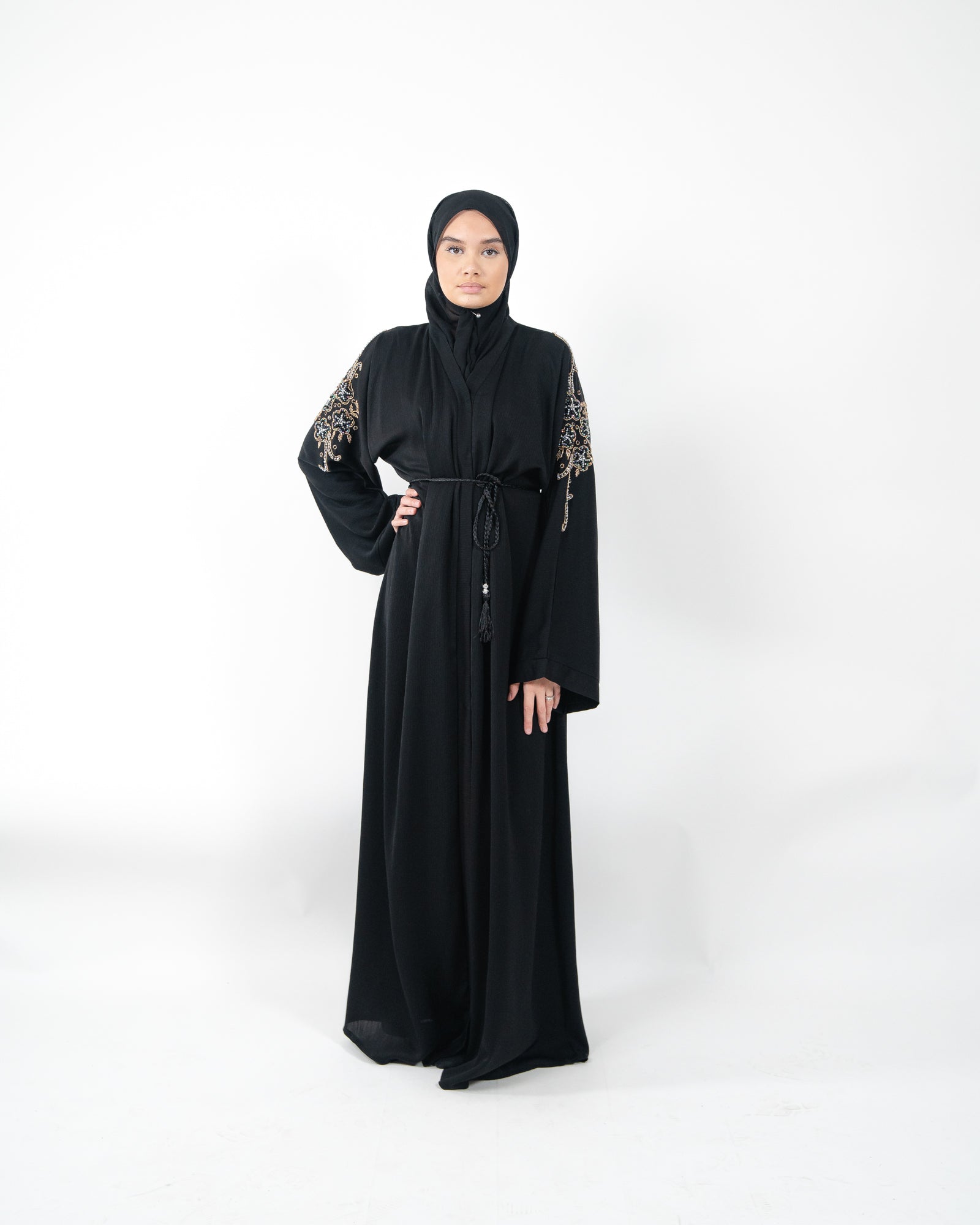 Abaya noir longue de Dubaï avec perles aux épaules
