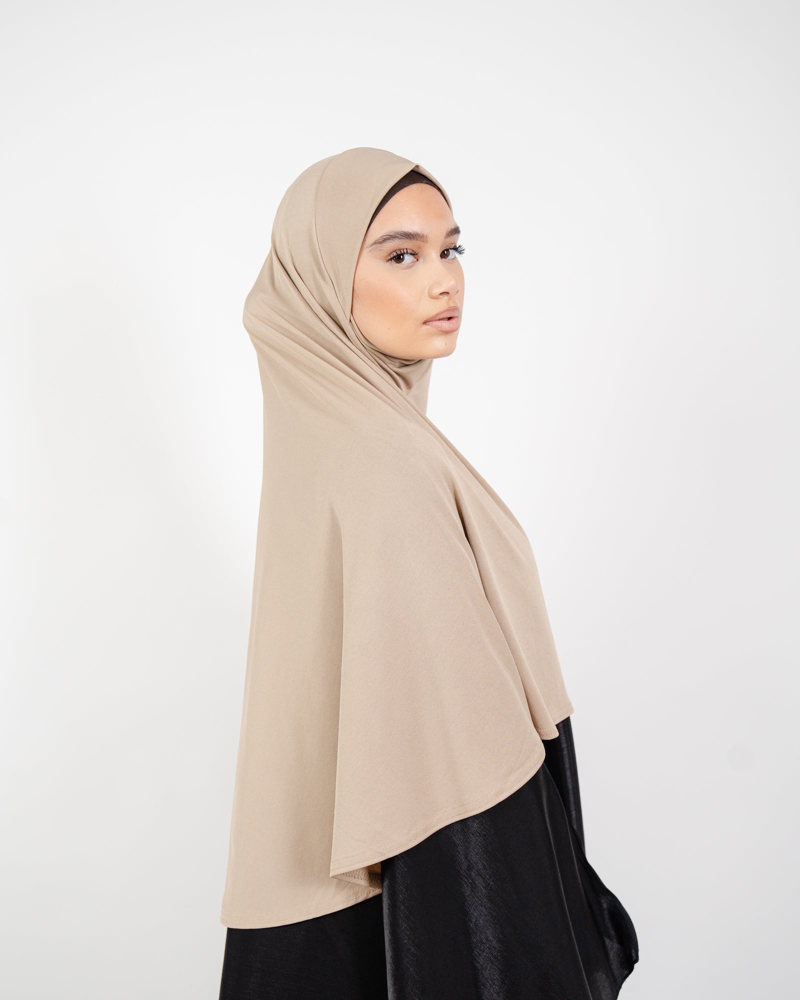 Khimar court et large en jersey – produit proposé sur Souk Dubaï