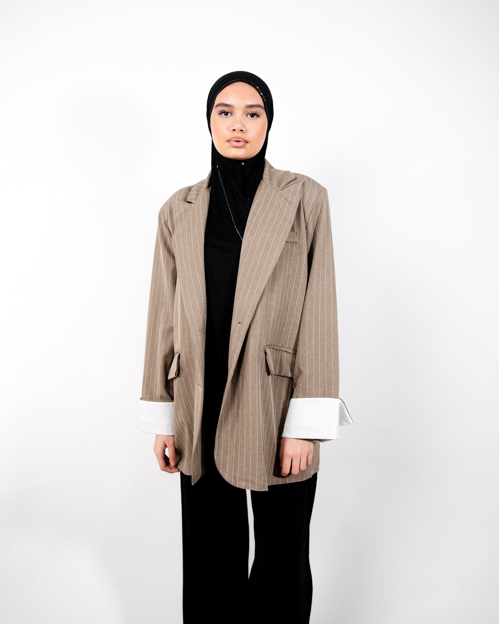 Veste oversize à rayures fines avec manches retroussées blanches